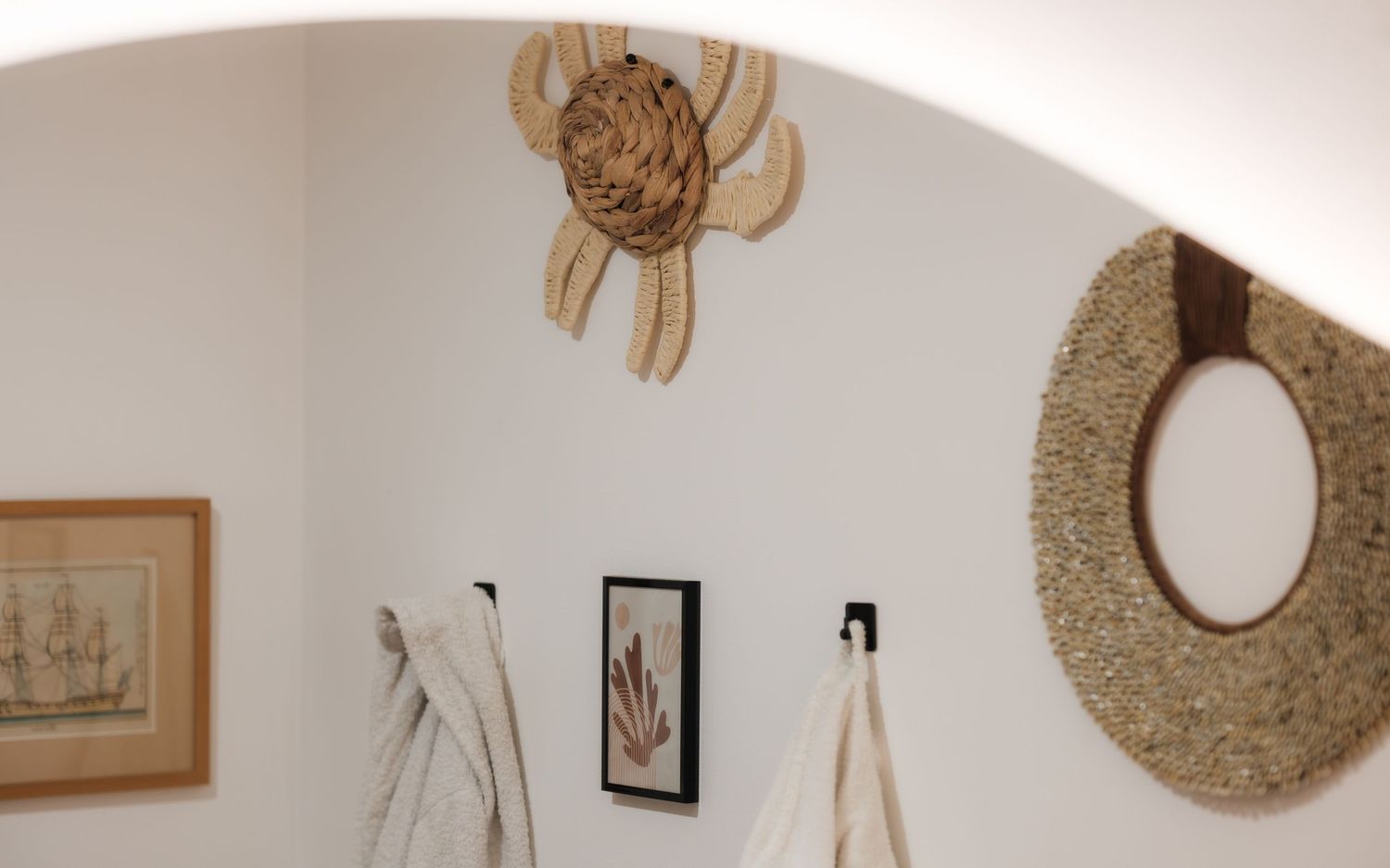 Mise en valeur du travail de la décoratrice et architecte d’intérieur, capturant l’élégance, le style et le détail de ses réalisations.
