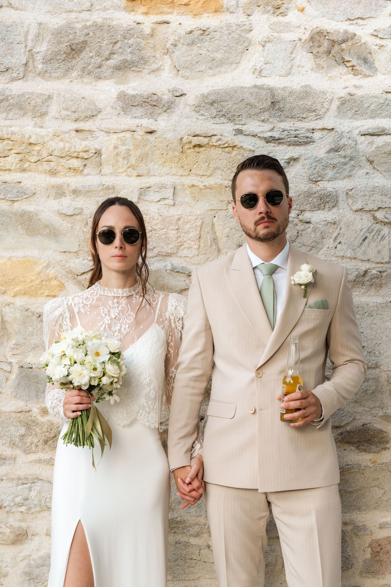 Photo de couple, chacun avec son accessoire : madame avec son bouquet, monsieur avec sa bière.
Chacun son style, chacun ses envies.