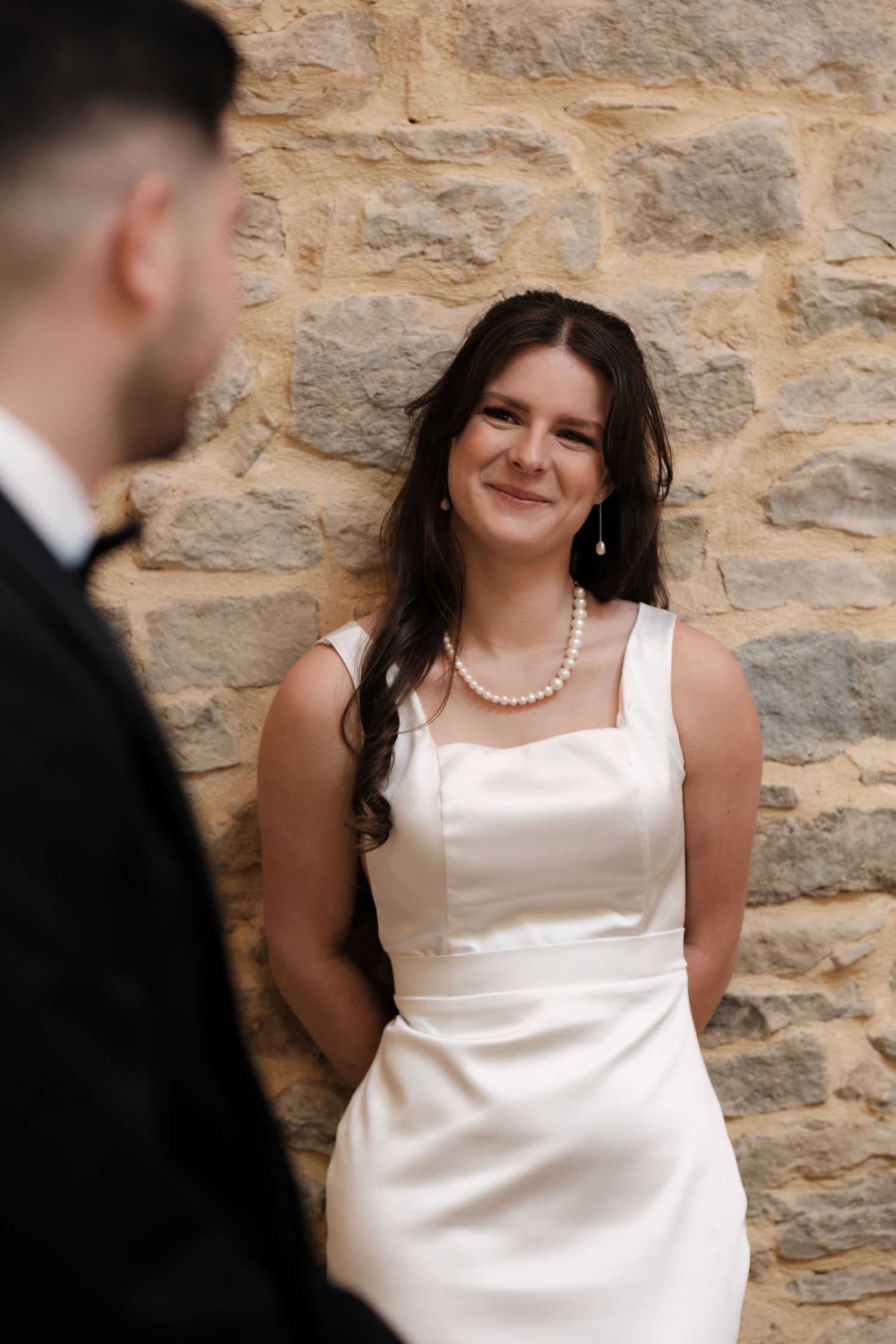 Le regard d’Axelle sur Anthony, quelques heures avant de se dire oui pour leur mariage en 2025, plein d’amour et de promesses.