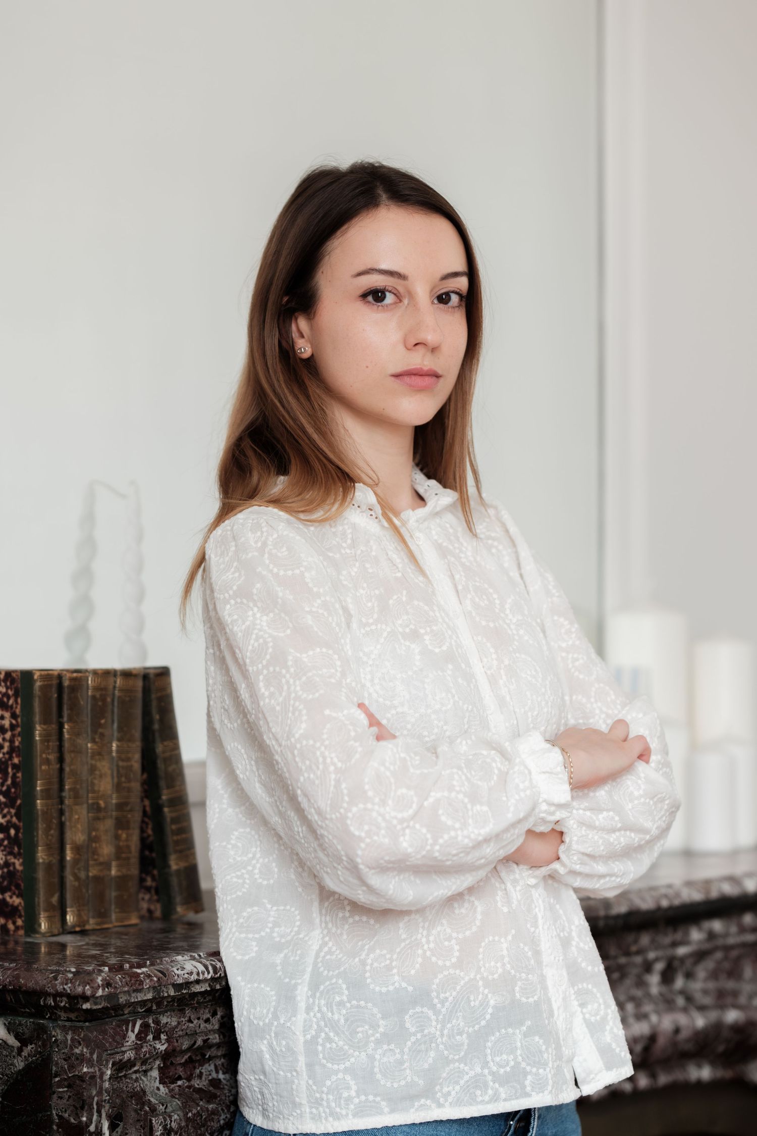 Photo portrait dans un cadre professionnel, mettant en avant le sérieux, l’élégance et la personnalité de la personne.
