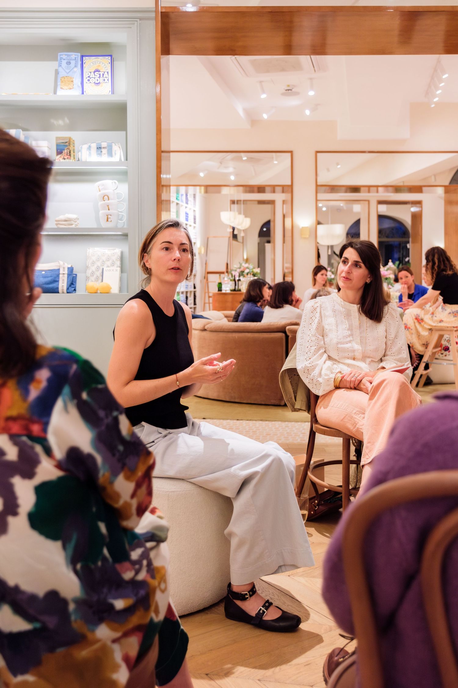 Photos durant une soirée, échanges et discussions entre entrepreneuses chez Sézane, moments conviviaux et inspirants.