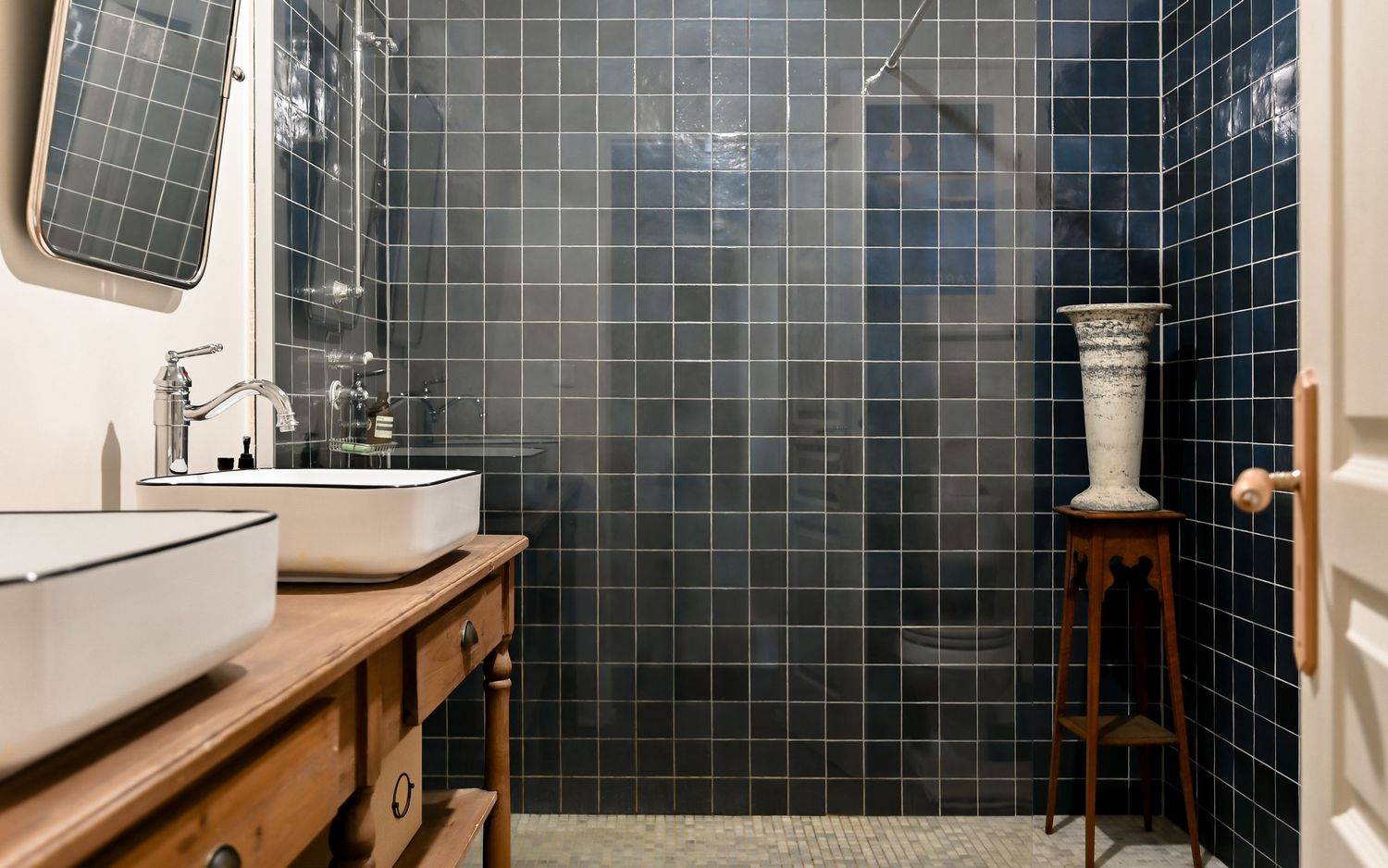 Mise en valeur du travail de la décoratrice et architecte d’intérieur, capturant l’élégance, le style et le détail de ses réalisations.
