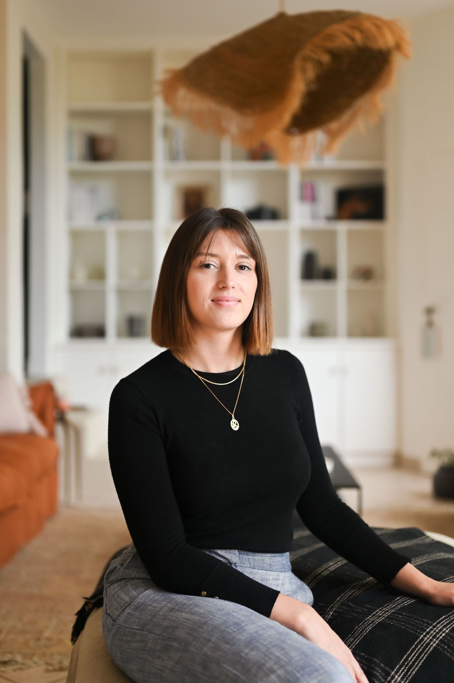 Photo portrait dans un cadre professionnel, mettant en avant le sérieux, l’élégance et la personnalité de la personne.