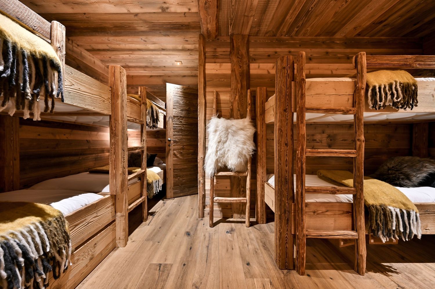 Mise en valeur du travail de la décoratrice et architecte d’intérieur dans un chalet à Megève, élégance, style et détails soignés.