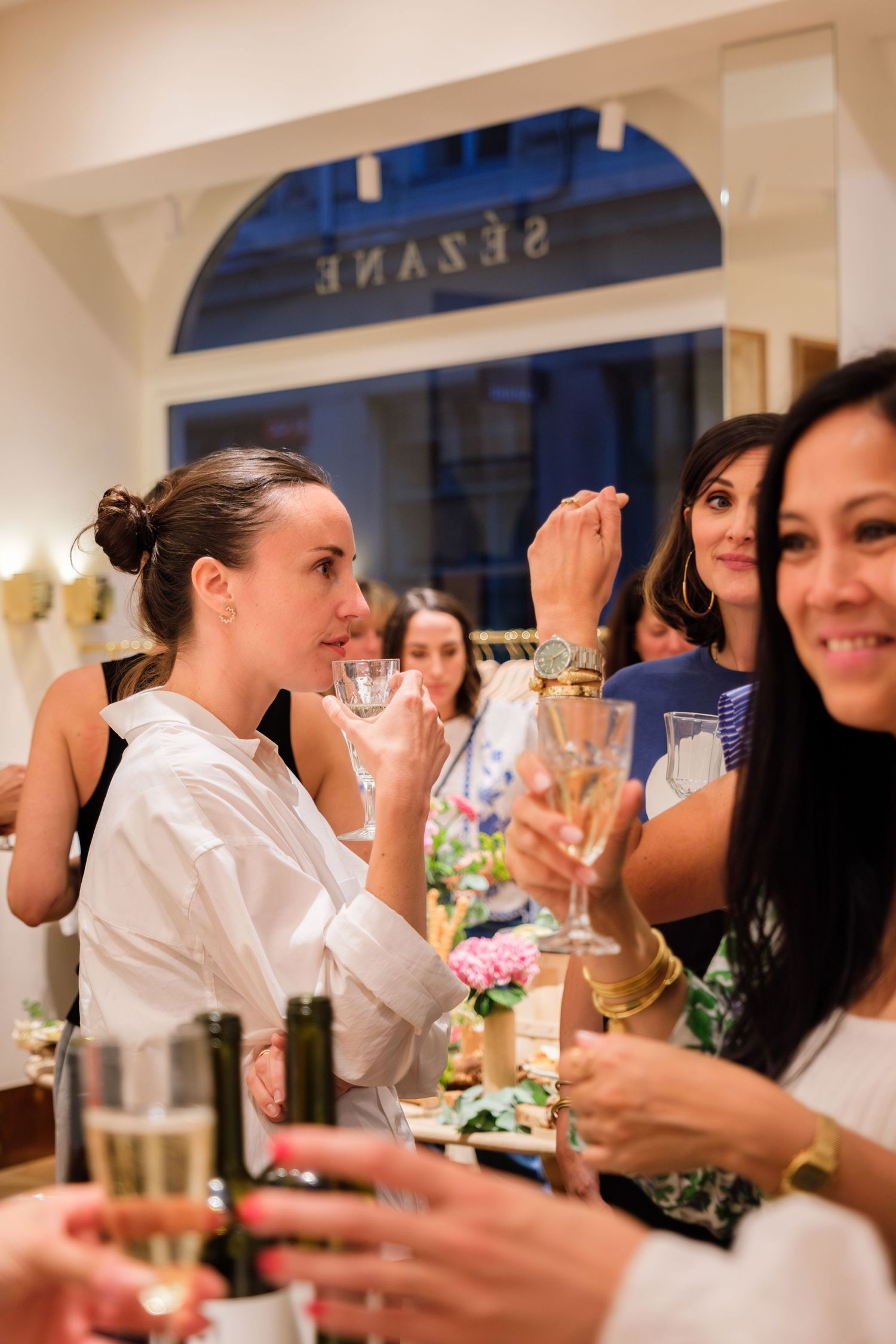 Photos durant une soirée, échanges et discussions entre entrepreneuses chez Sézane, moments conviviaux et inspirants.