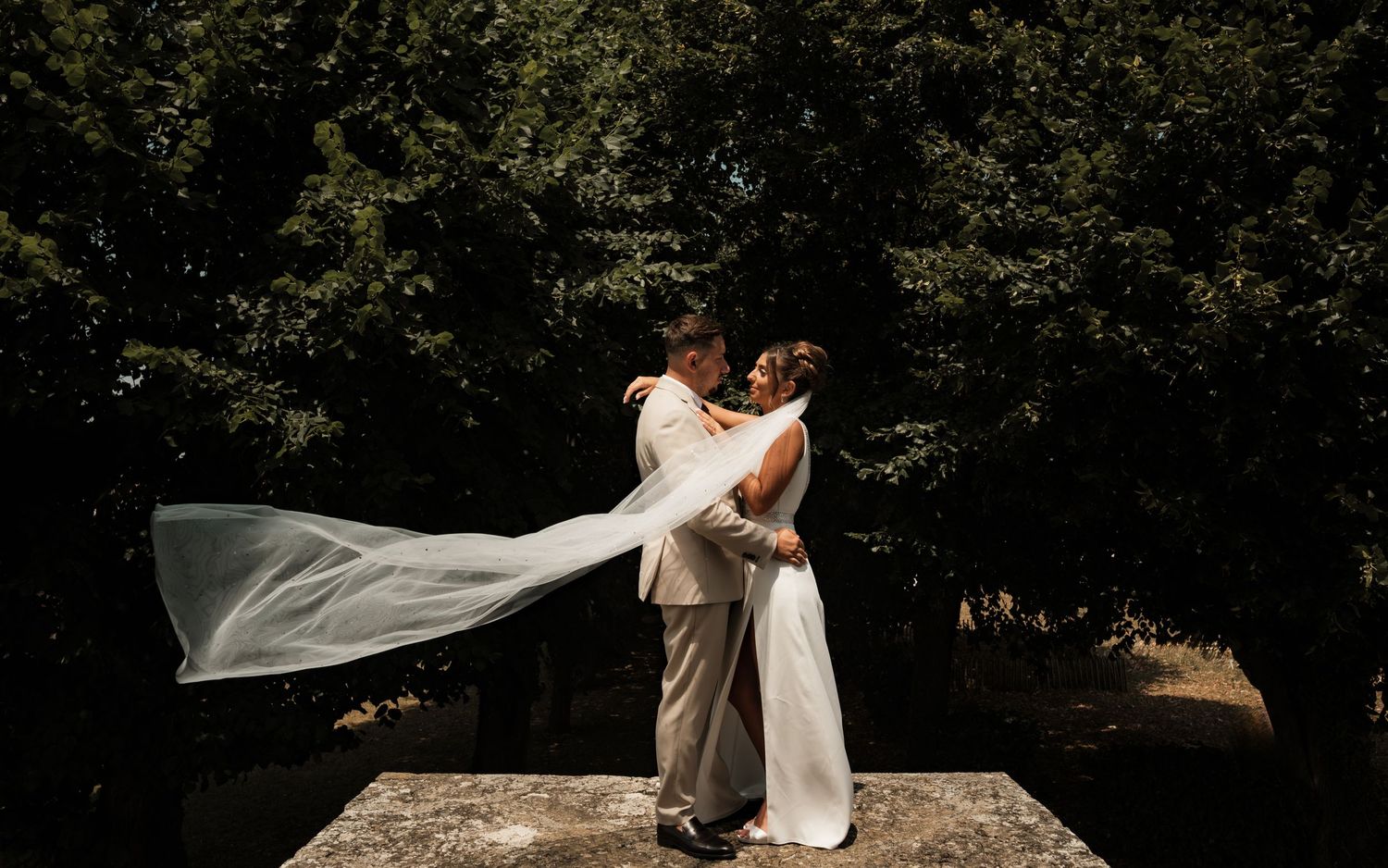 Photo de couple jeu avec le voile