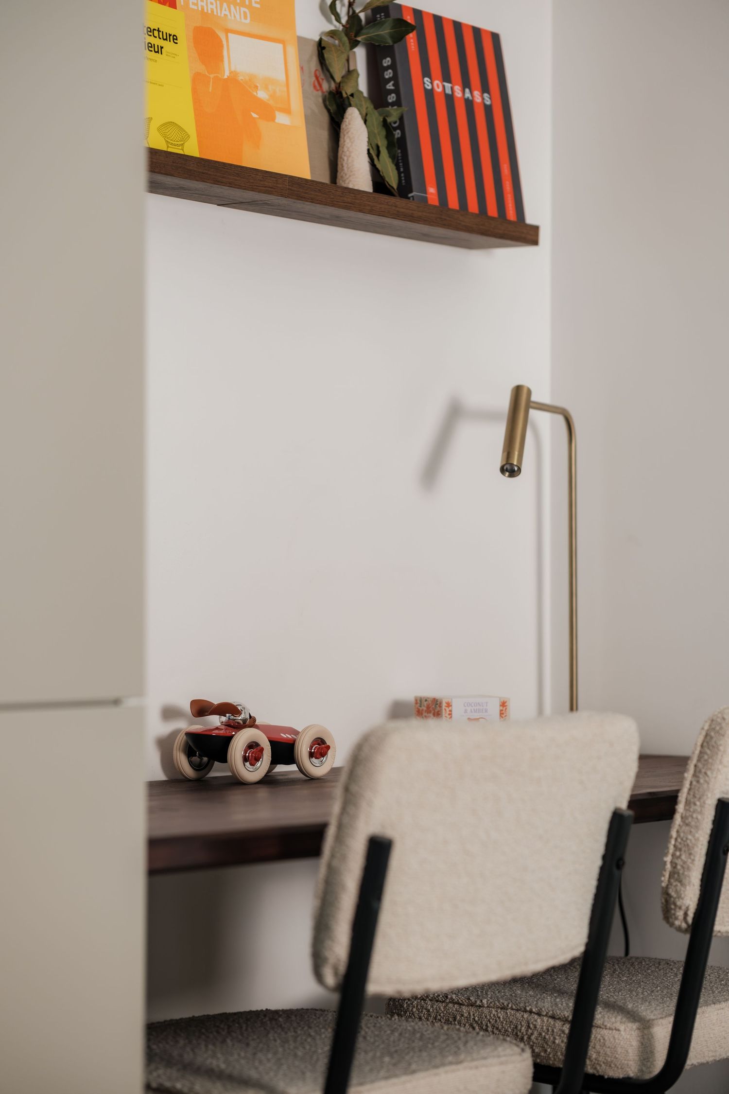 Mise en valeur du travail de la décoratrice et architecte d’intérieur, capturant l’élégance, le style et le détail de ses réalisations.