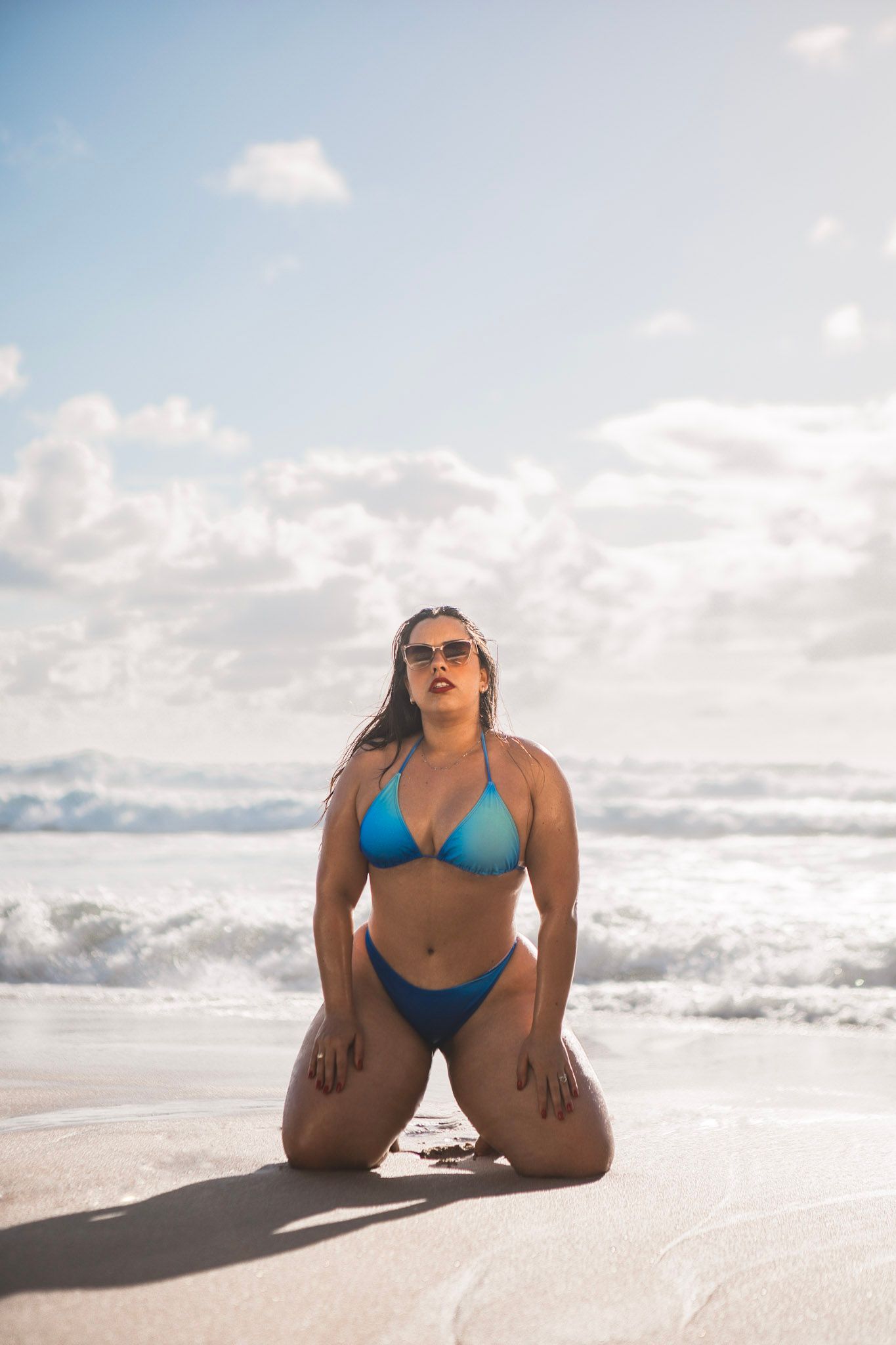 sessão de fotos sensual na praia em sintra, mulher, jovem fotografada por um fotografo profissional.
