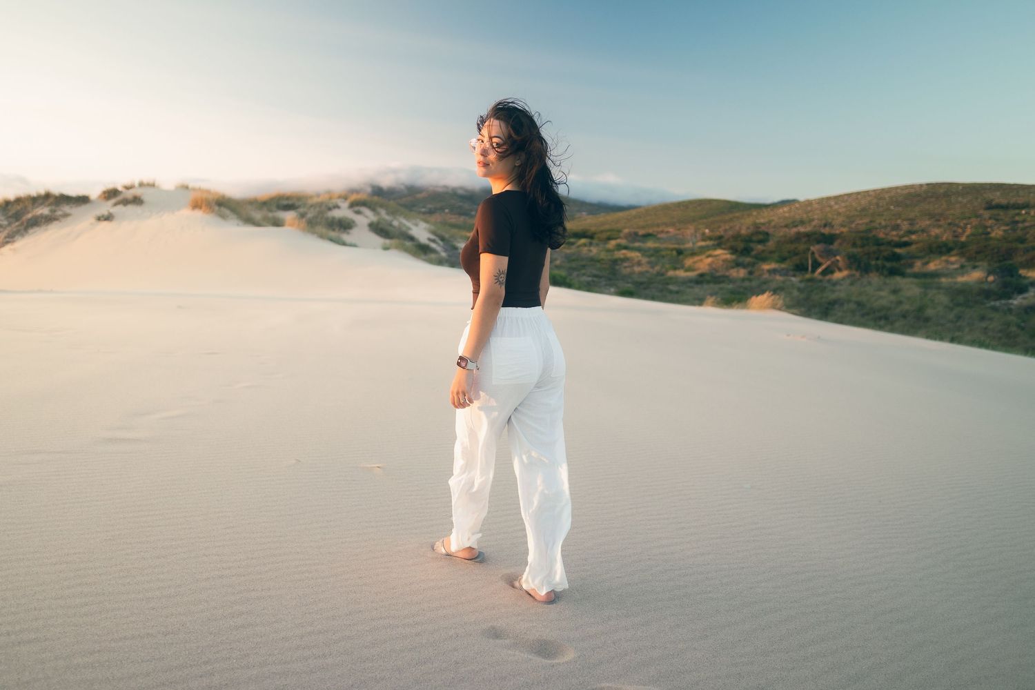 fotografia feminina em sintra, lisboa, cascais, ensaio feminino, retrato femino na praia, fotografo de ensaio feminino ao por do sol.