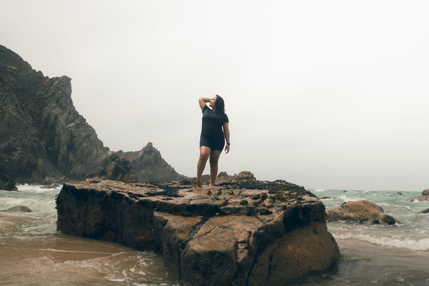 fotografia feminina em sintra, lisboa, cascais, ensaio feminino, retrato femino na praia, fotografo de ensaio feminino ao por do sol.