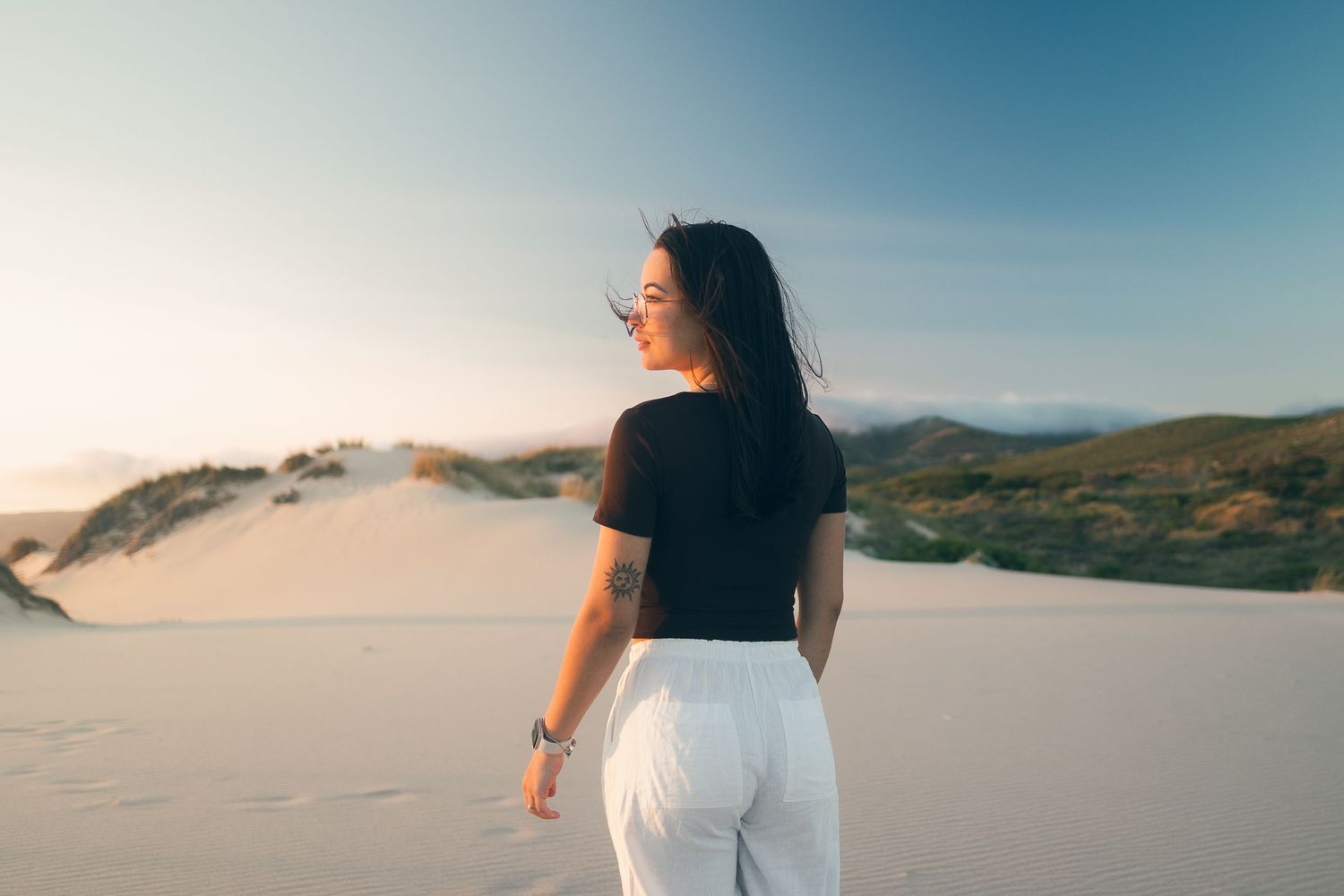 fotografia feminina na praia do guincho em cascais, ensaio feminino, retrato femino na praia, fotografo de ensaio feminino