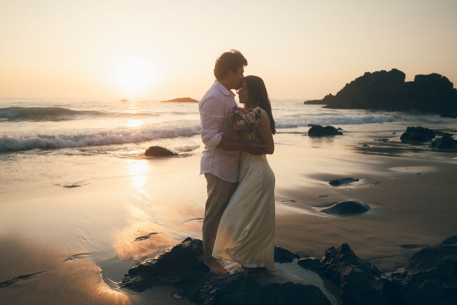 fotografia pré wedding de um casal na praia da adraga em sintra ao por do sol.Ensaio fotografico profissional.