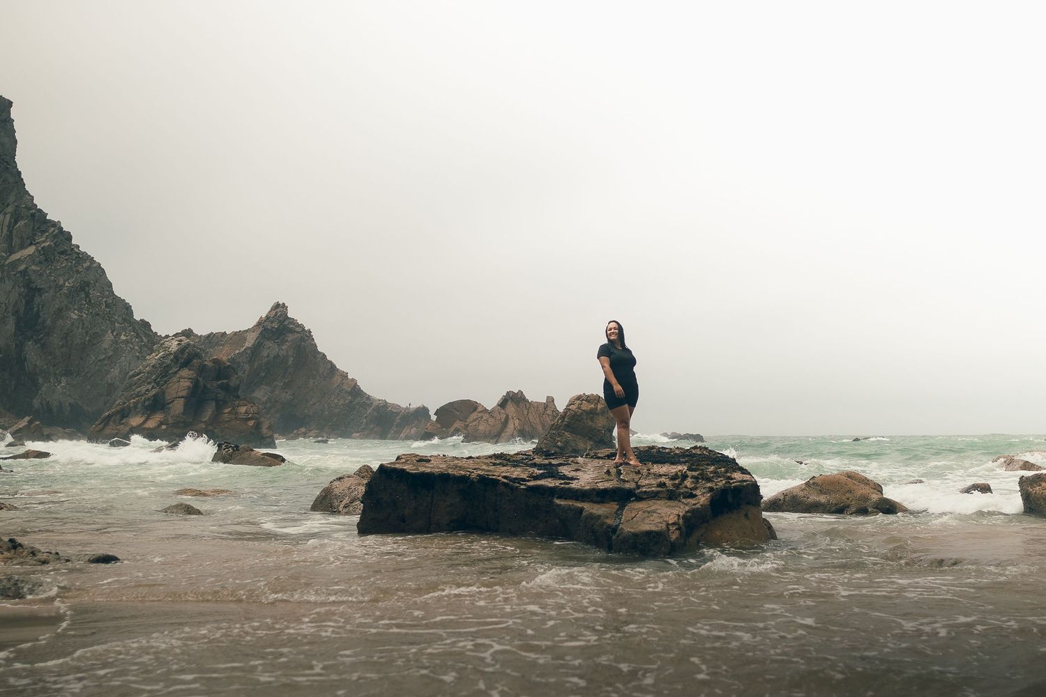fotografia feminina em sintra, lisboa, cascais, ensaio feminino, retrato femino na praia, fotografo de ensaio feminino ao por do sol.