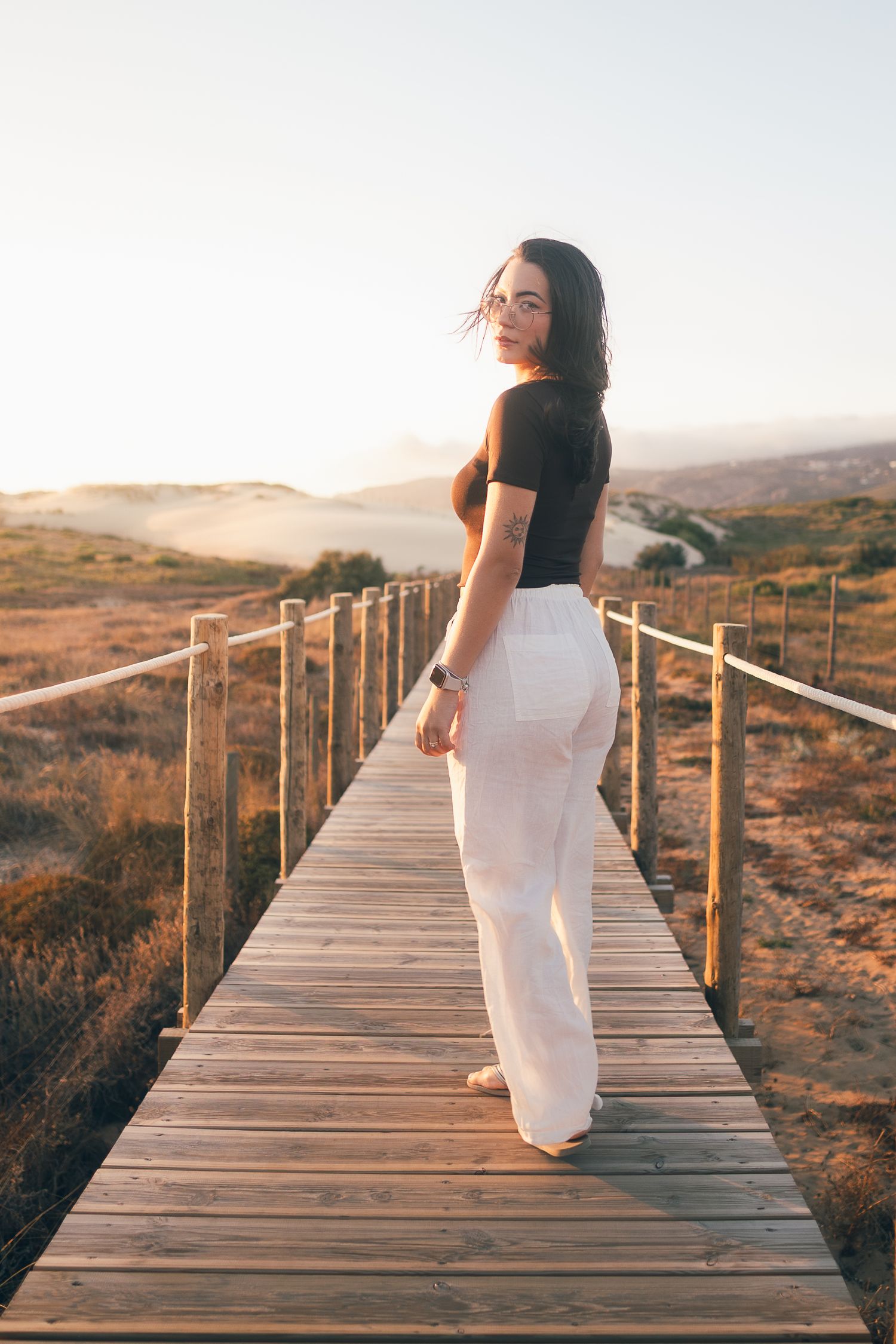 fotografia feminina em sintra, lisboa, cascais, ensaio feminino, retrato femino na praia, fotografo de ensaio feminino ao por do sol.