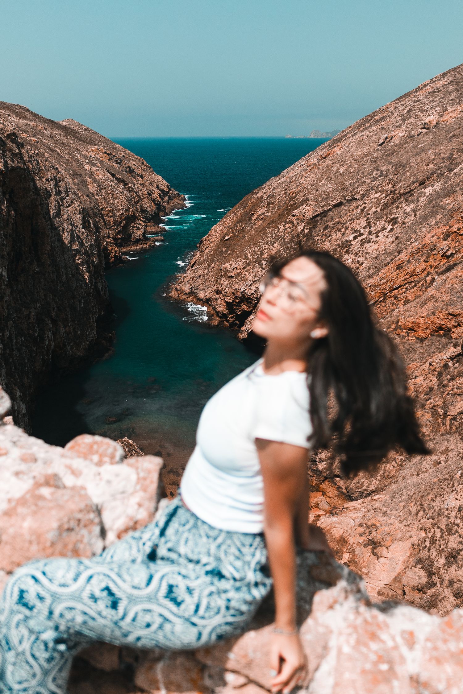 fotografia feminina em ilha da berlengas sintra, lisboa, ensaio feminino, retrato feminino na praia, ensaio feminino ao por do sol