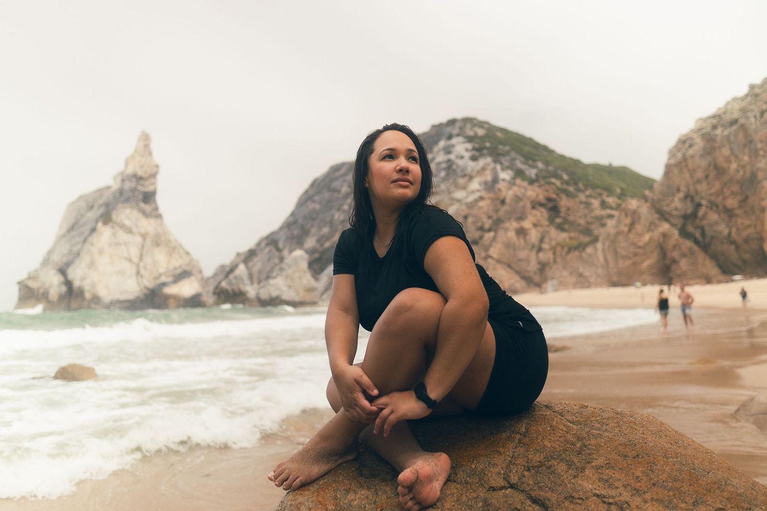 fotografia feminina em sintra, lisboa, cascais, ensaio feminino, retrato femino na praia, fotografo de ensaio feminino ao por do sol.