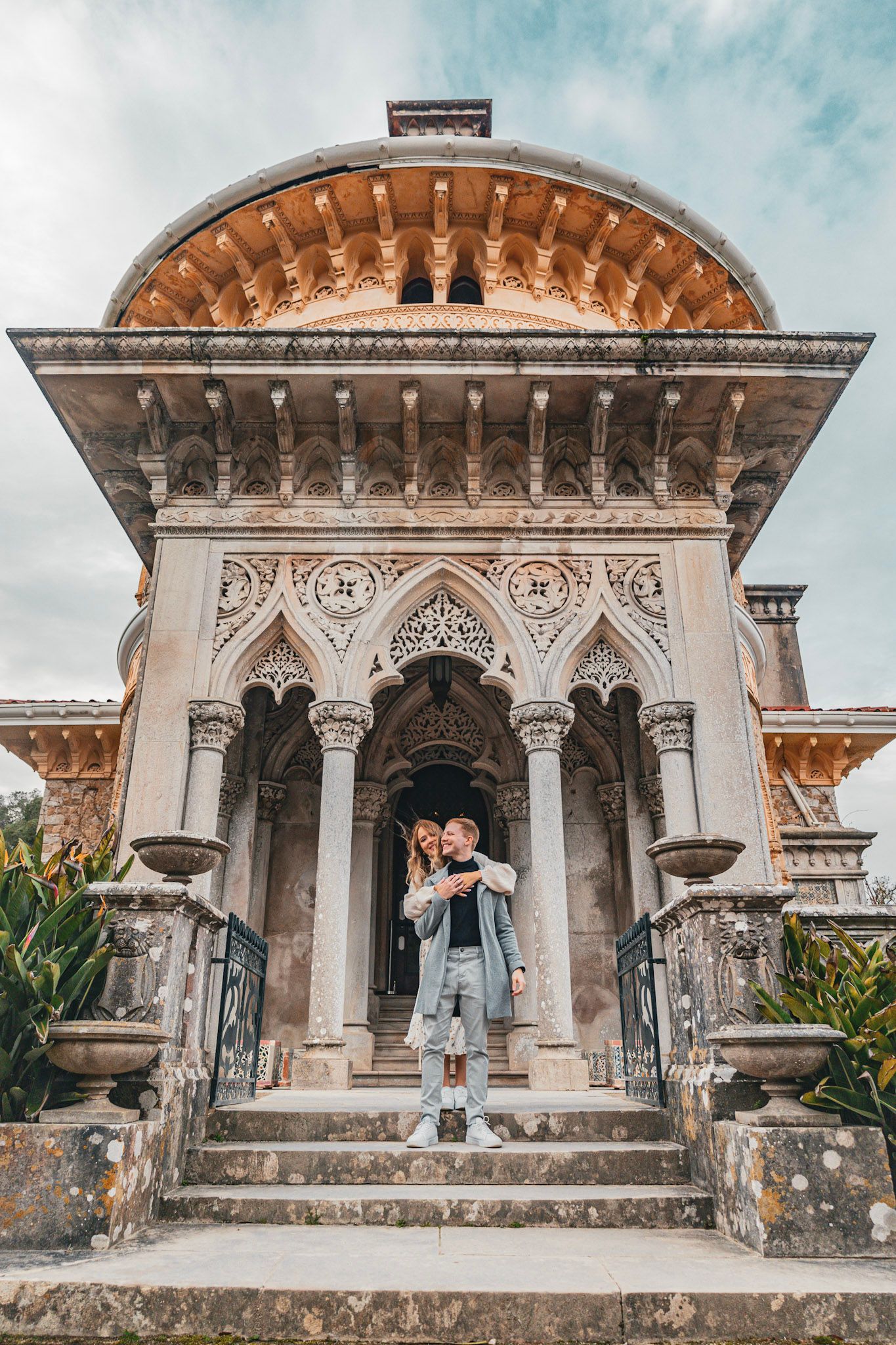 palacio monserrate em sintra, retrato de jovem casal em uma sessão de fotografias de pedido de casamento.