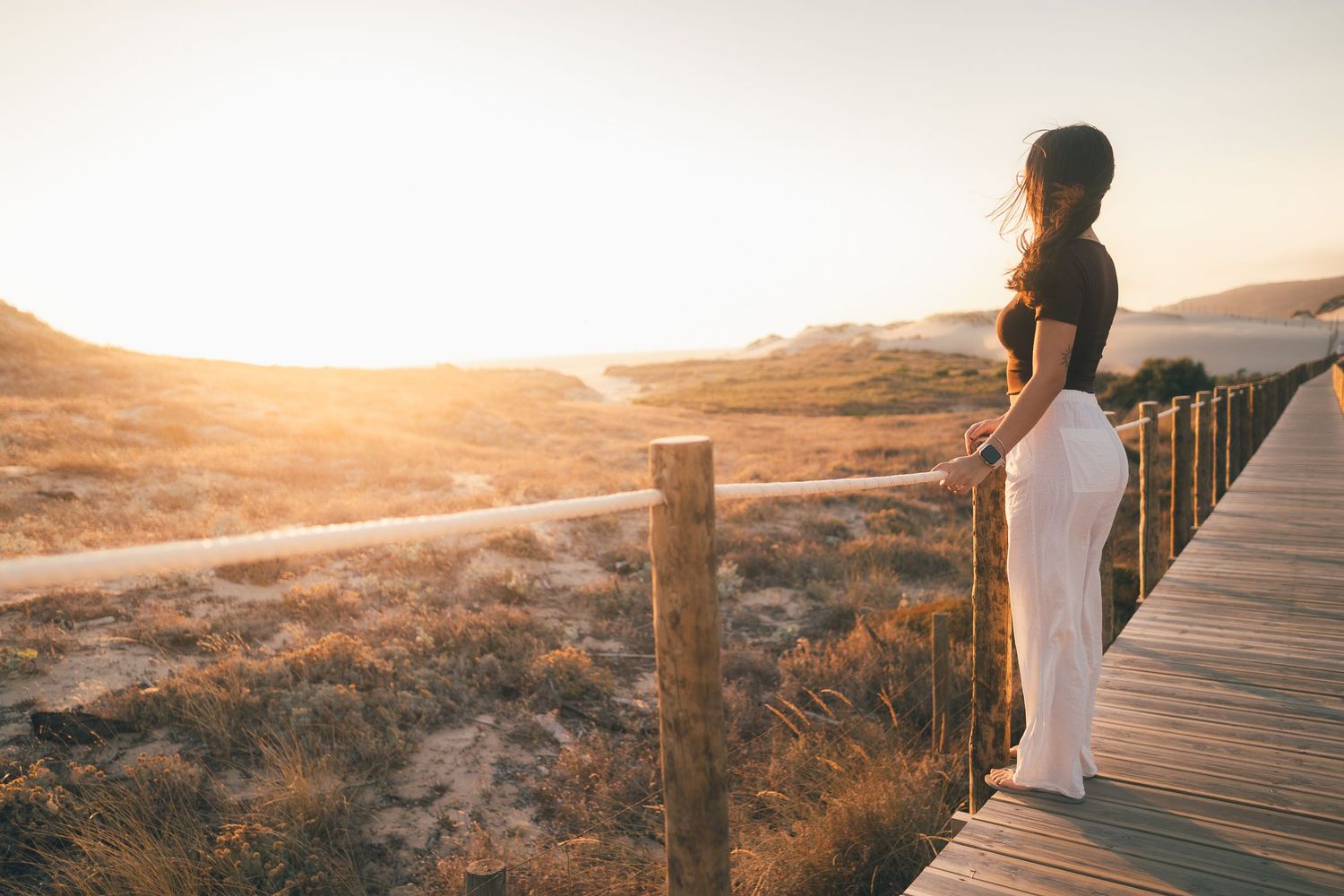 fotografia feminina em sintra, lisboa, cascais, ensaio feminino, retrato femino na praia, fotografo de ensaio feminino ao por do sol.
