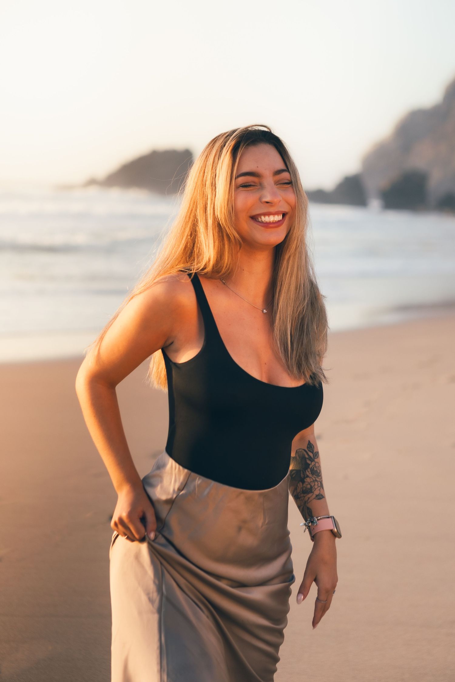 fotografia feminina em sintra, lisboa, cascais, ensaio feminino, retrato femino na praia, fotografo de ensaio feminino ao por do sol.