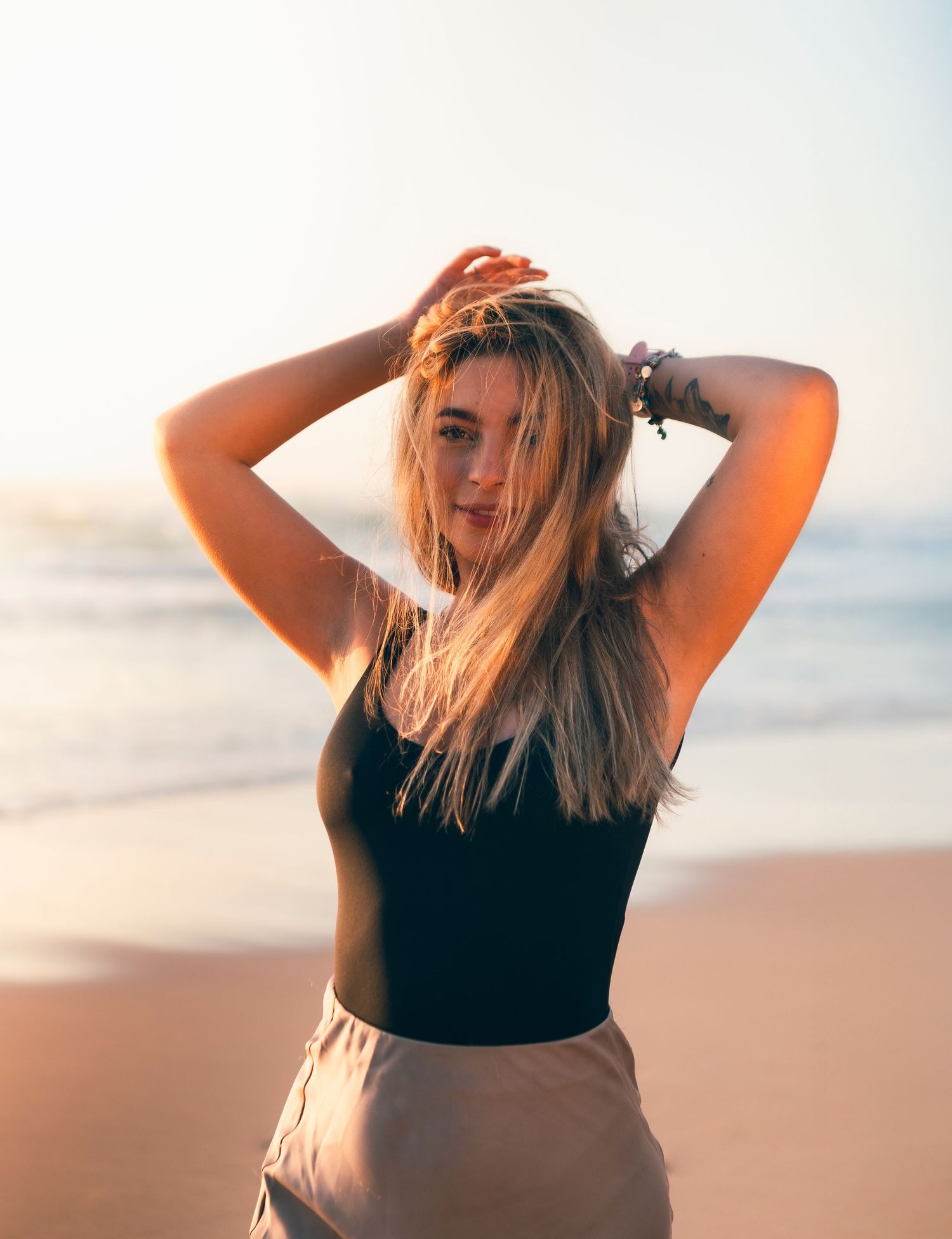 fotografia feminina em sintra, lisboa, cascais, ensaio feminino, retrato femino na praia, fotografo de ensaio feminino ao por do sol.