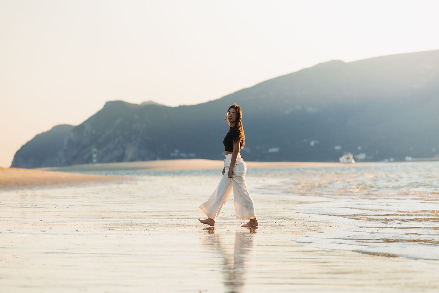 fotografia feminina em sintra, lisboa, cascais, ensaio feminino, retrato femino na praia, fotografo de ensaio feminino ao por do sol.