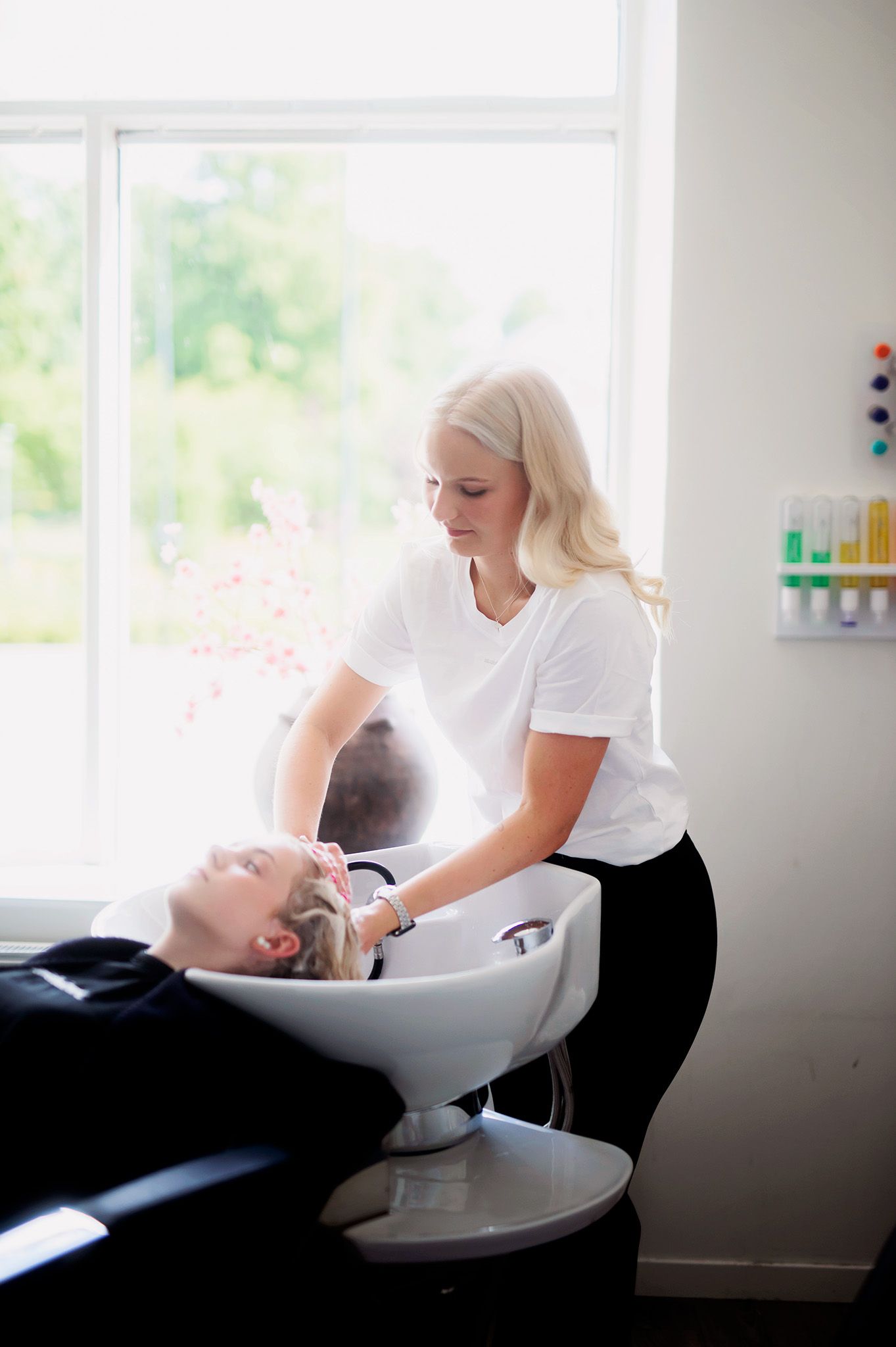 Alma tvättar håret på kund hos Studio Hair Art Motala