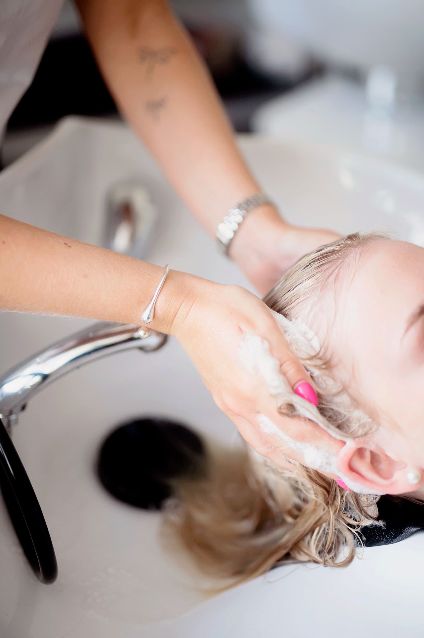 Schamponering hos Studio Hair Art Motala