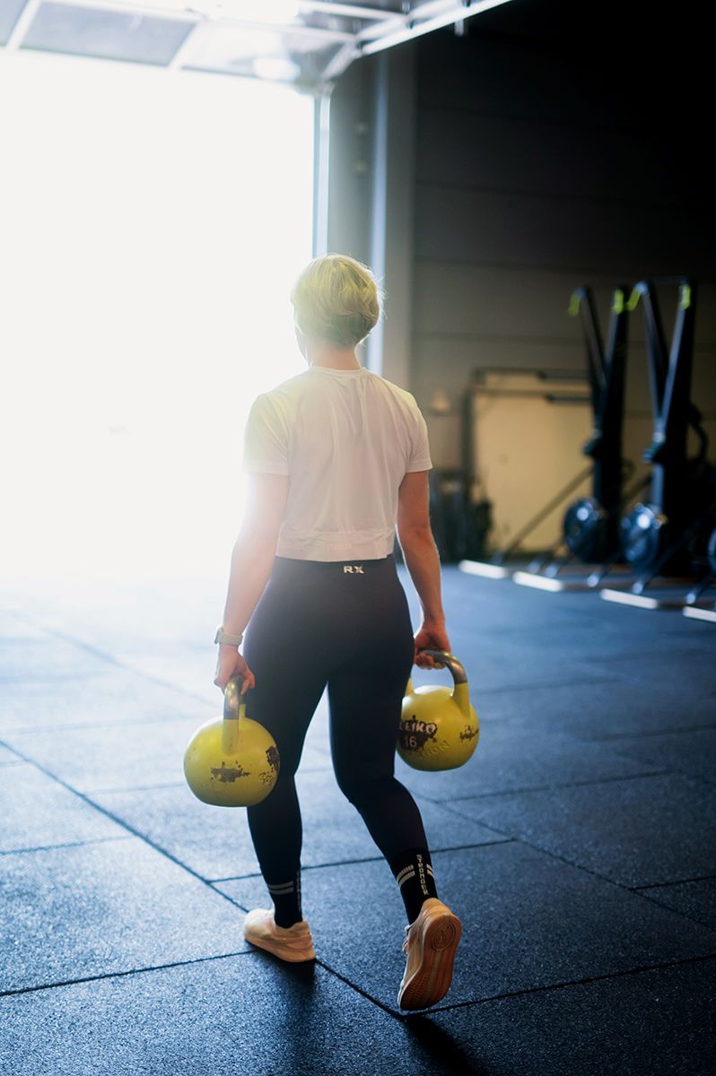 PT bär på kettlebell