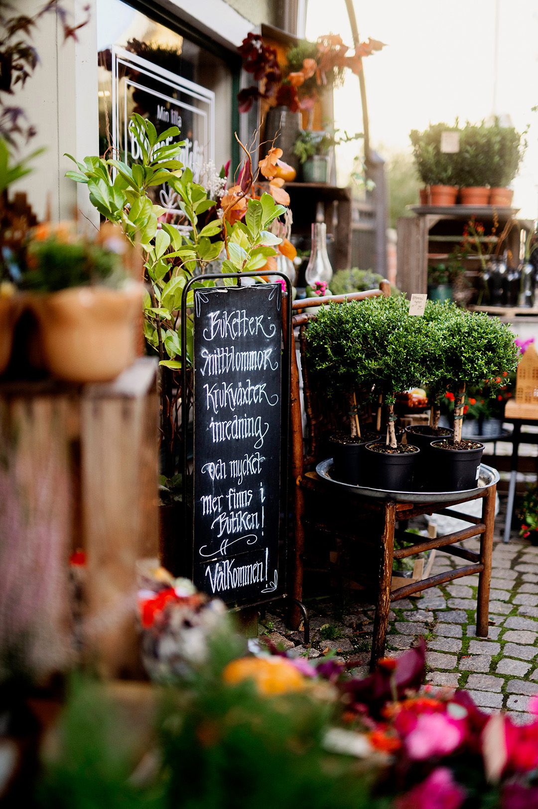 Skyltning hos florist i Vadstena