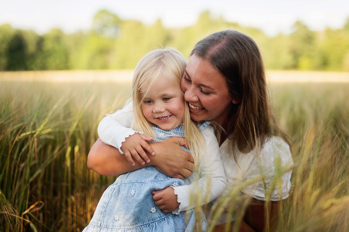 Mamma och dotter på fält