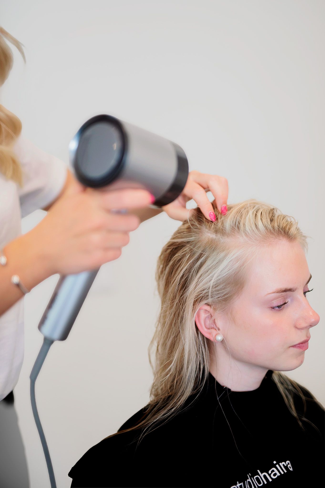 Bli fin i håret hos Studio Hair Art Motala