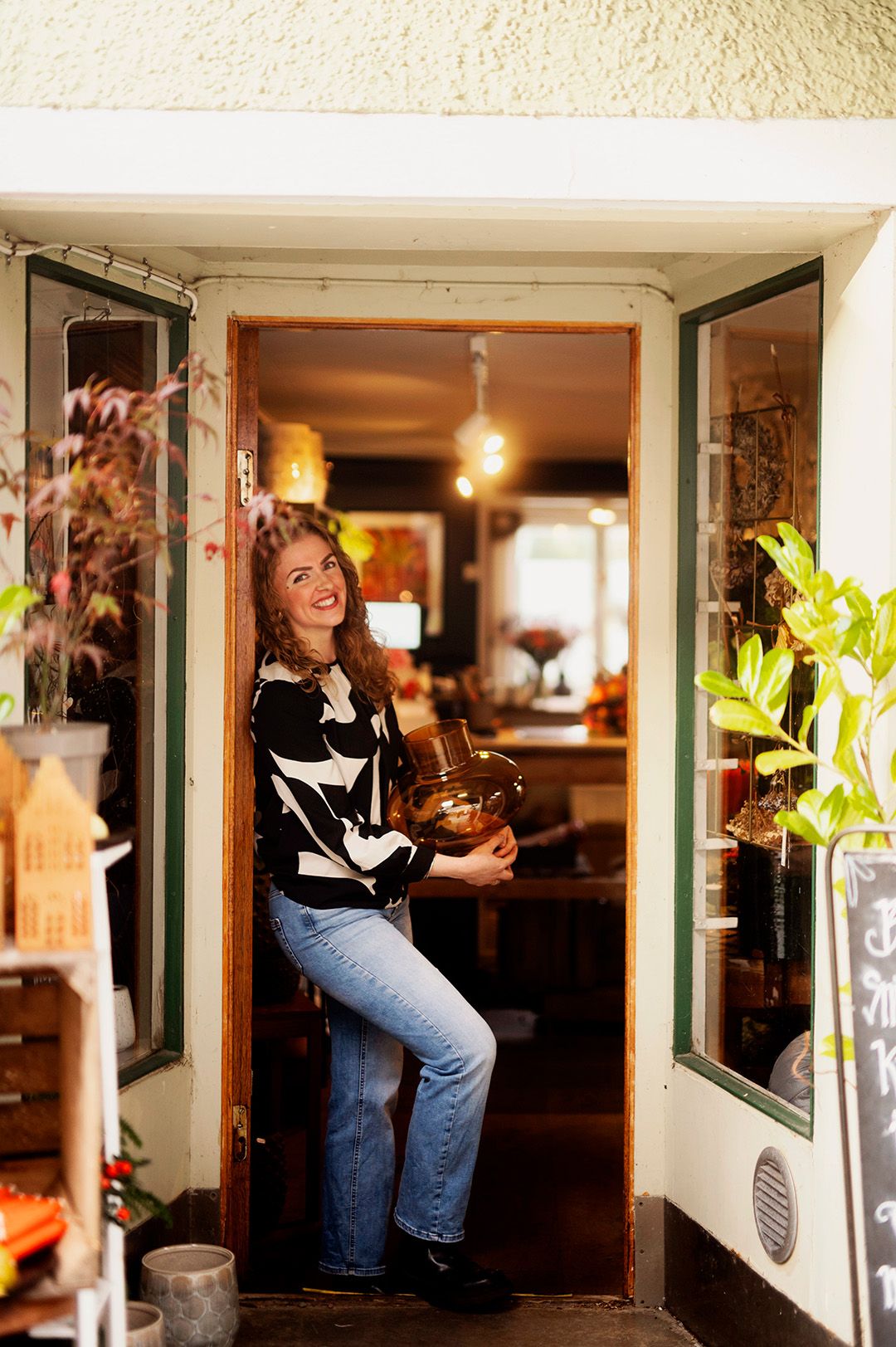 Ingrid håller en vas