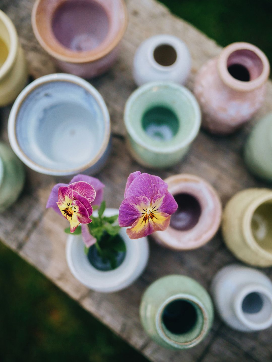 Små blomvaser fångade på bild under företagsfotografering