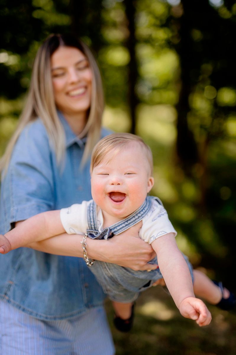 Mamma och son, down syndrom fotografering