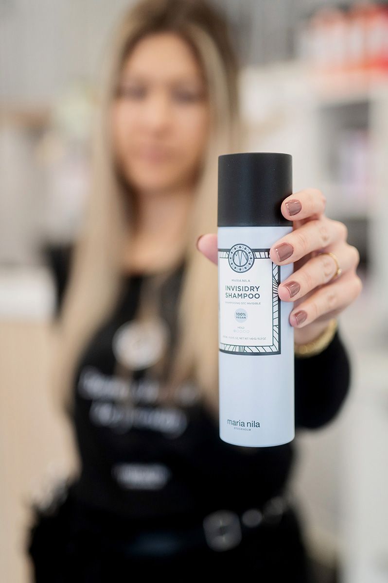 Madde visar Maria Nila produkter