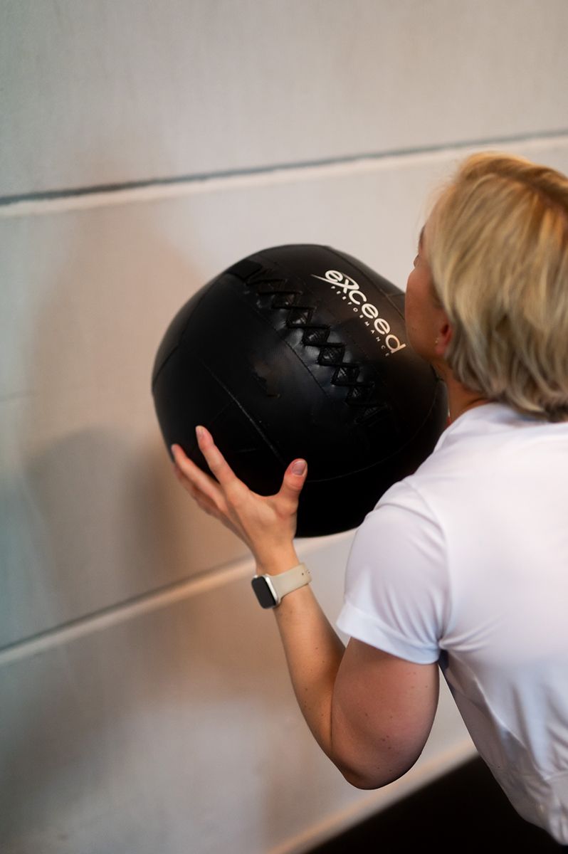 PT Alexandra kastar boll mot vägg