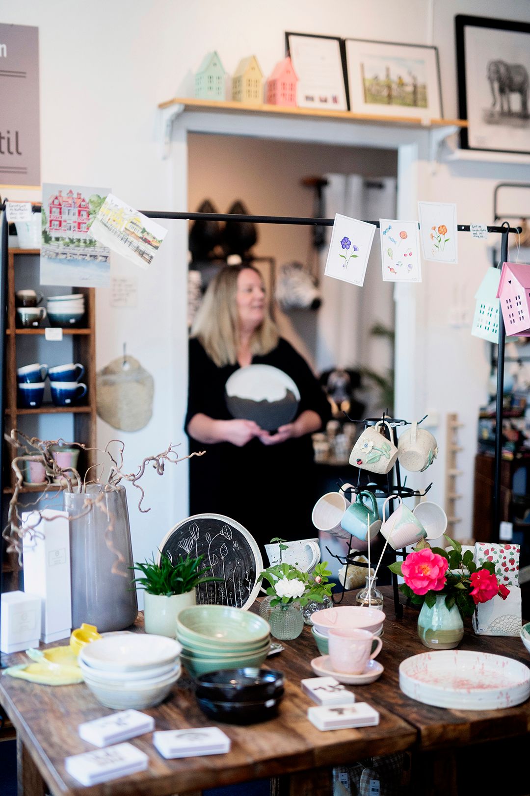 Keramikern Maria Selin fångad på bild i hennes butik