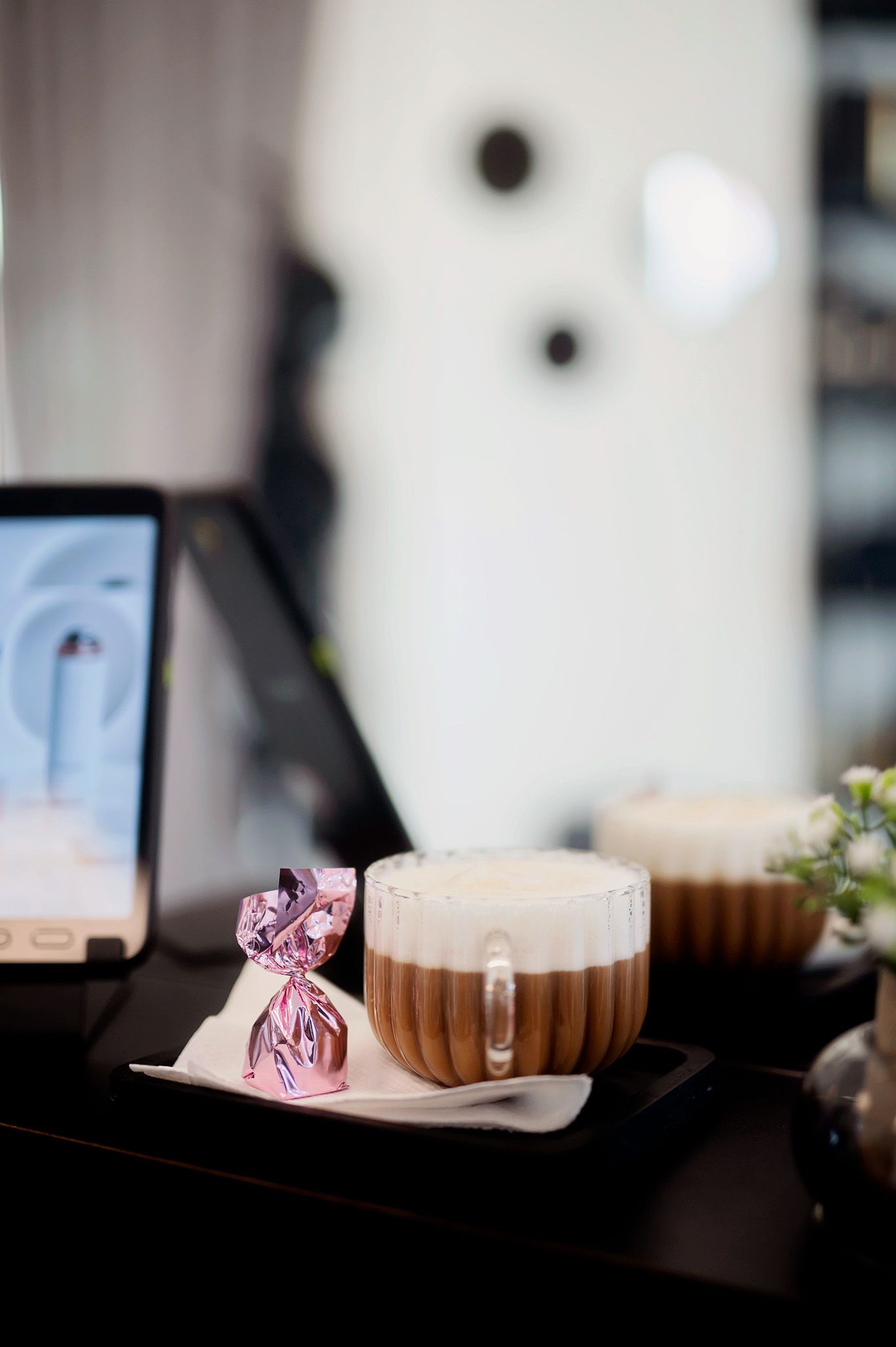Kaffe och choklad hos Studio Hair Art Motala