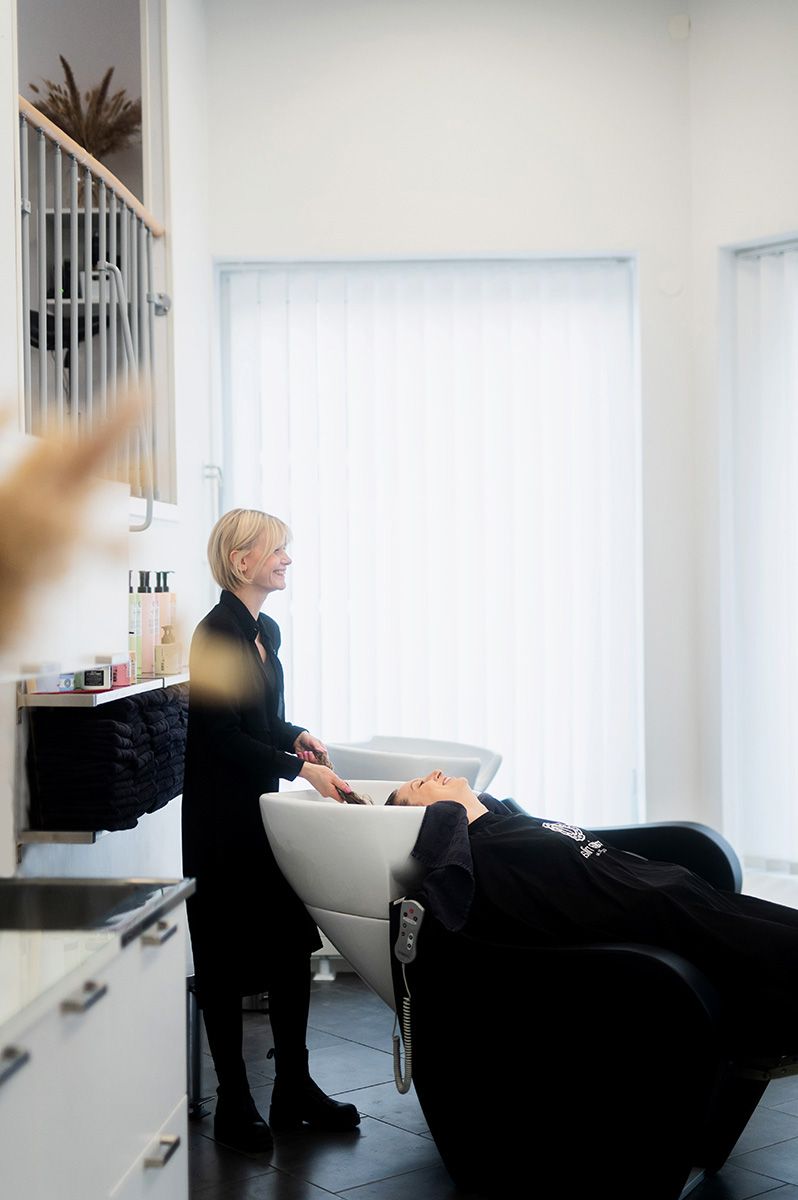 Terese på jobbet som frisör