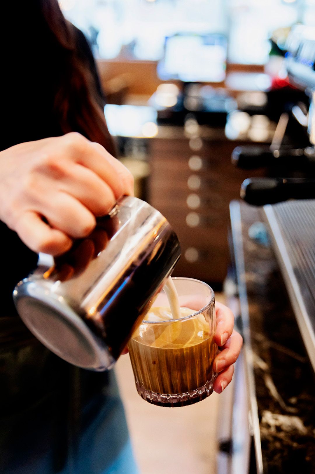Skapar en latte