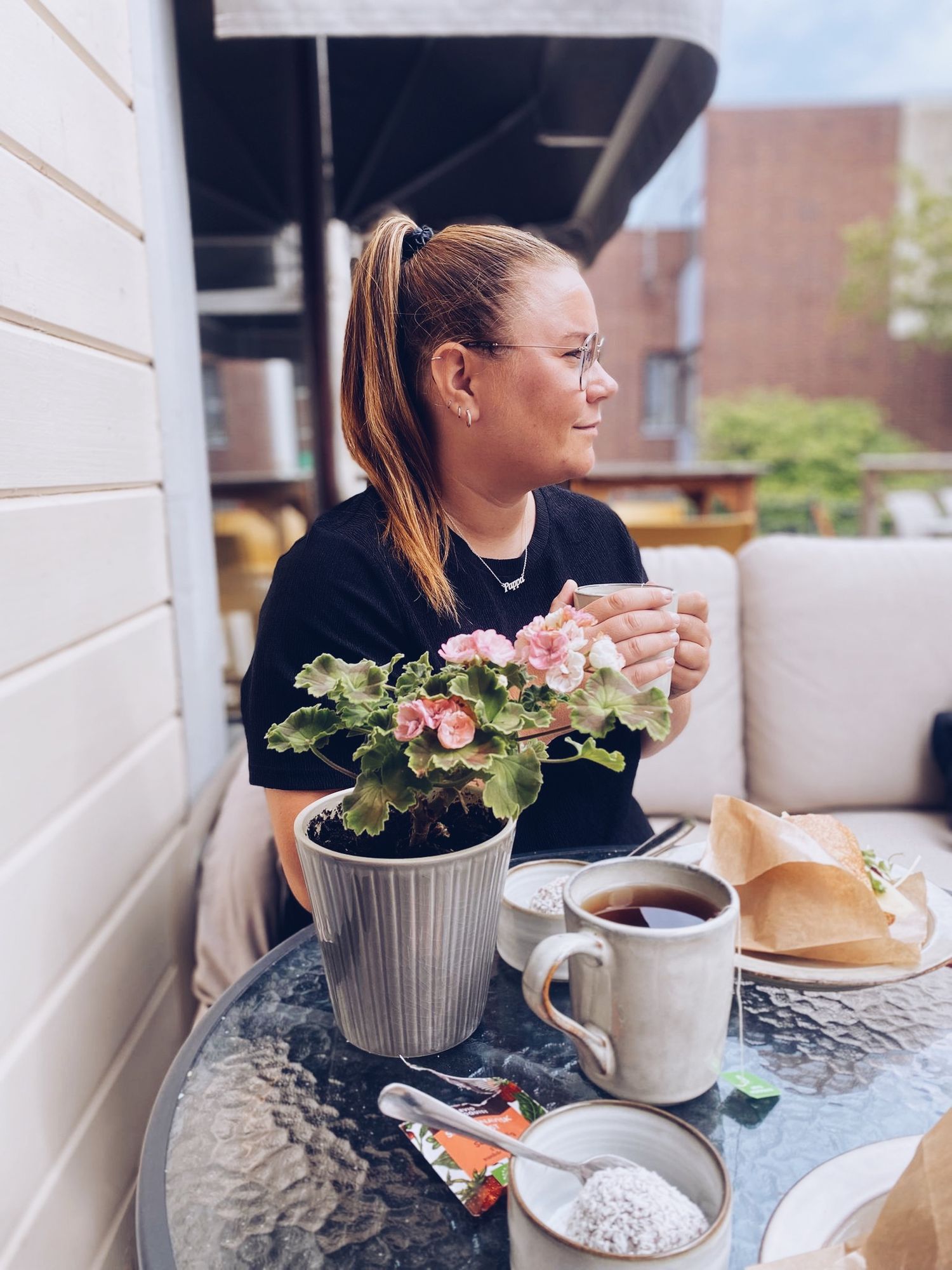 Petra på en ledig dag, fikar