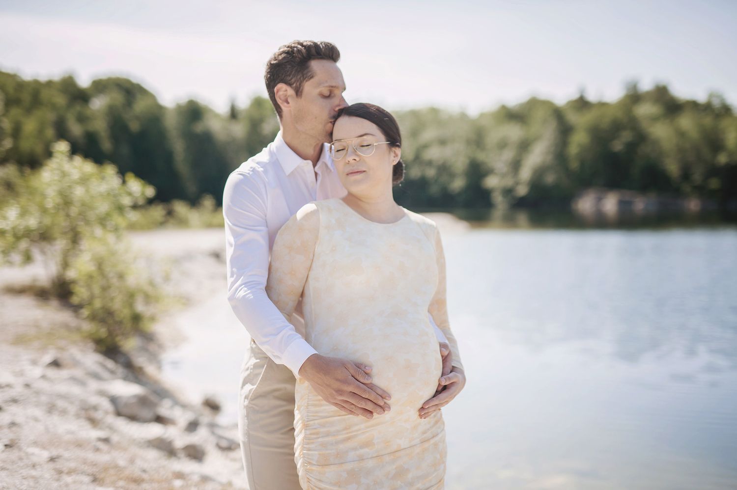 Parfotografering inför vigsel i Sala Västmanland. Fotografering vid ett kalkbrott