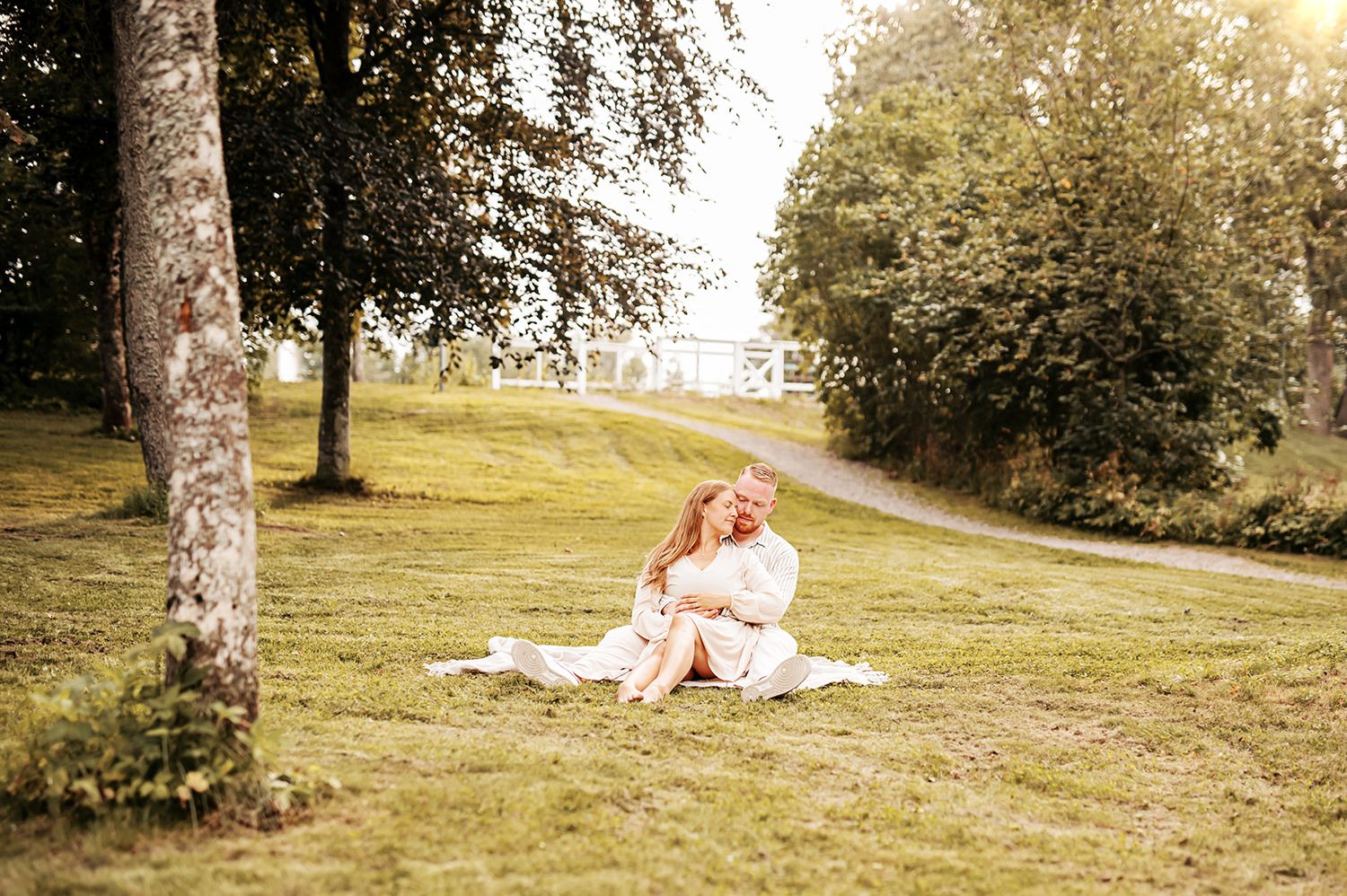 Rasmus och Bella i Sala stadspark för parfotografering