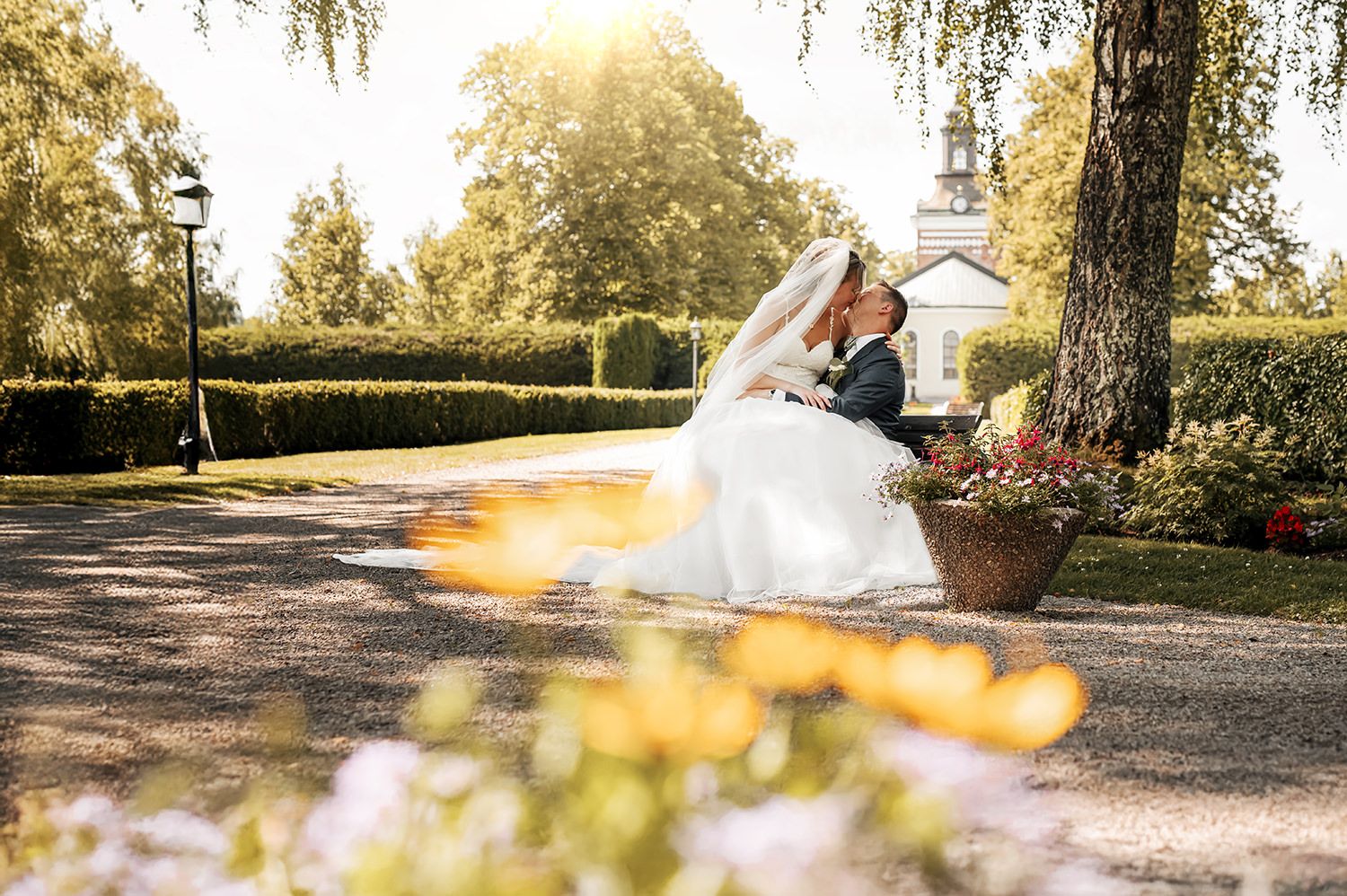Bild på bröllopsparet innan vigsel vid Folkkärna kyrka
