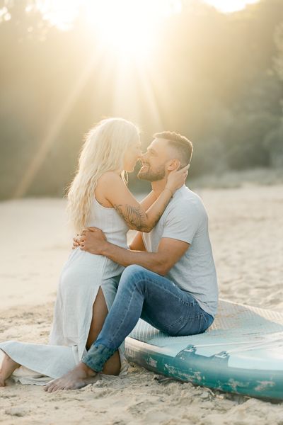 verliebtes Pärchen während Verlobungsfotoshooting am Strand