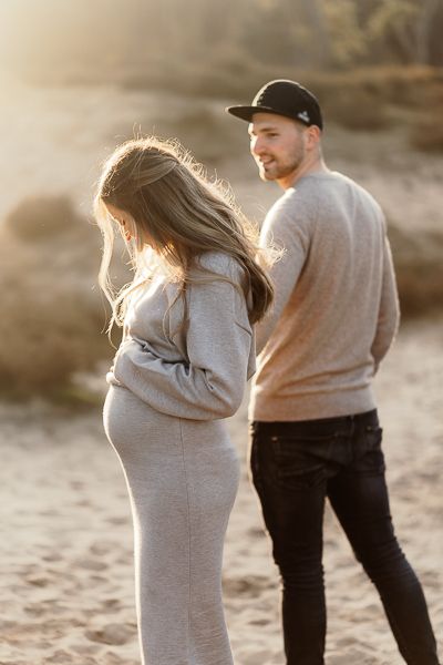 Babybauch Shooting während Sonnenuntergang