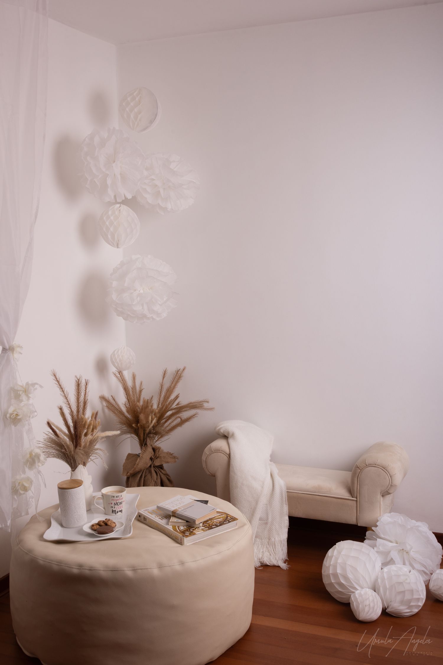 SALA, PALETA CREMA, BASADO EN PANTONE 11-4201 CLOUD DANCER, NEUTRO RELAJANTE, DECORACION MINIMALISTA, SET  FOTOGRAFÍA SESION DIA DE LA MADRE