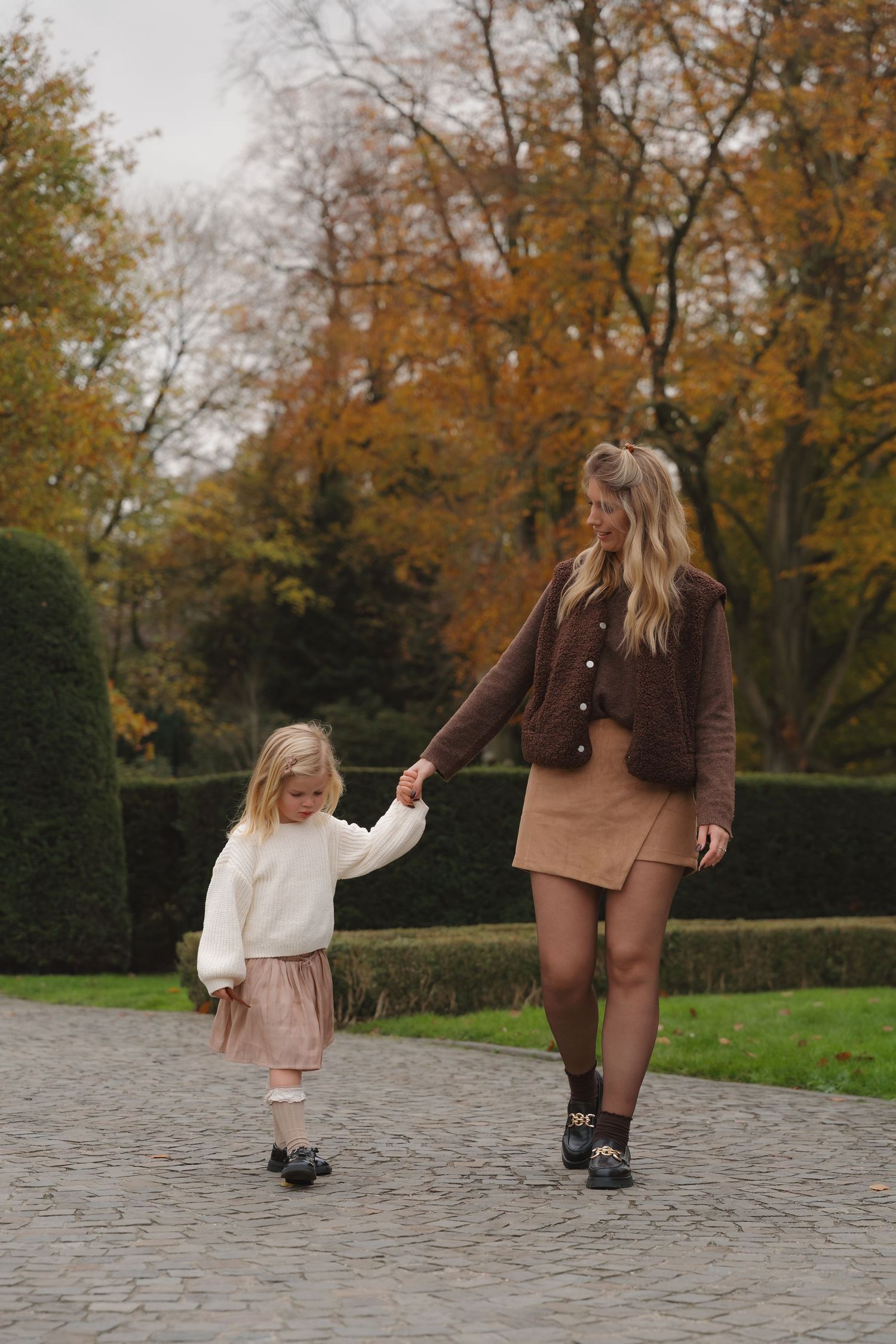 Mama en dochter tijdens een fotoshoot.
