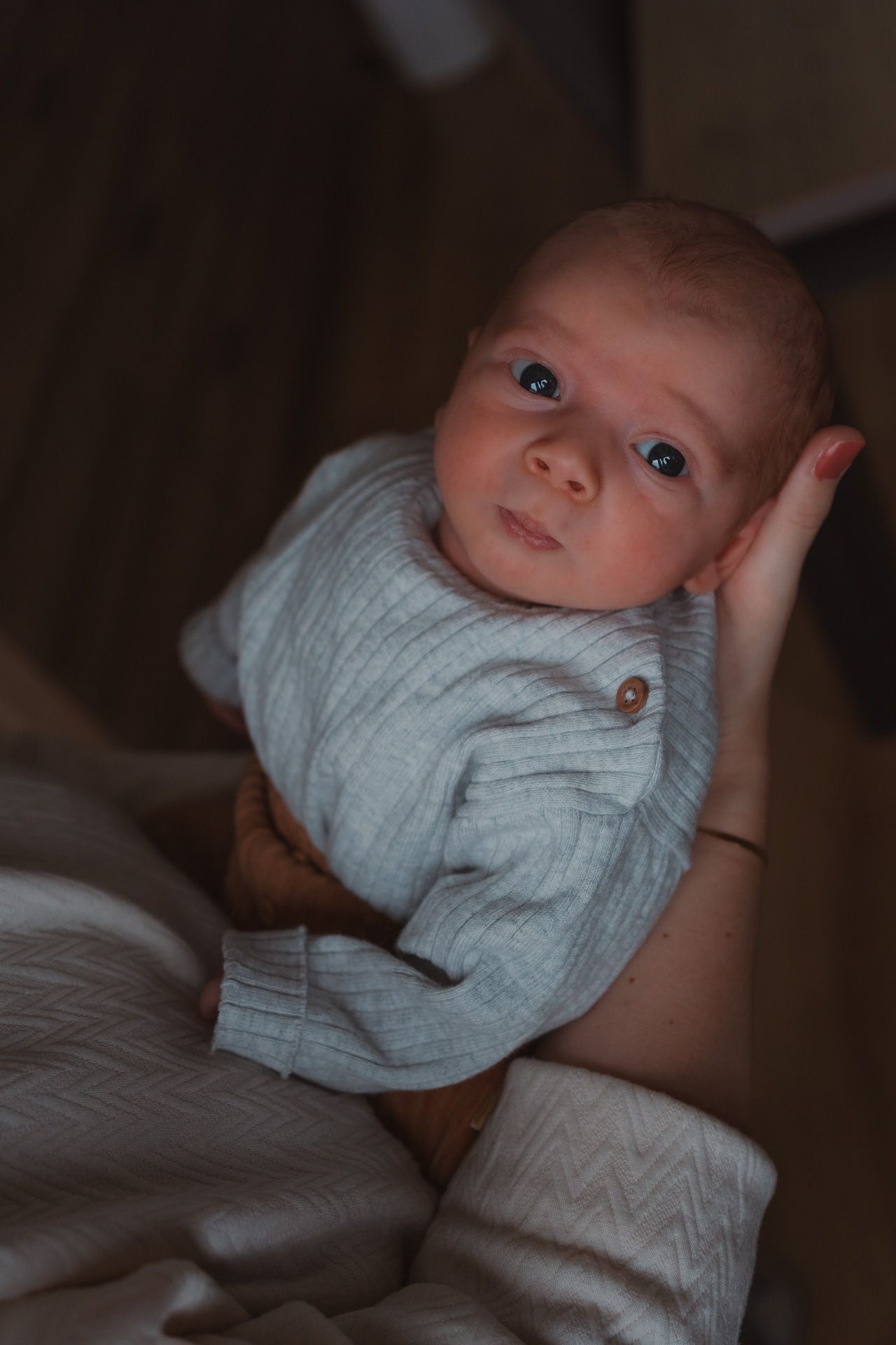 Een pasgeboren jongen tijdens een newbornshoot.