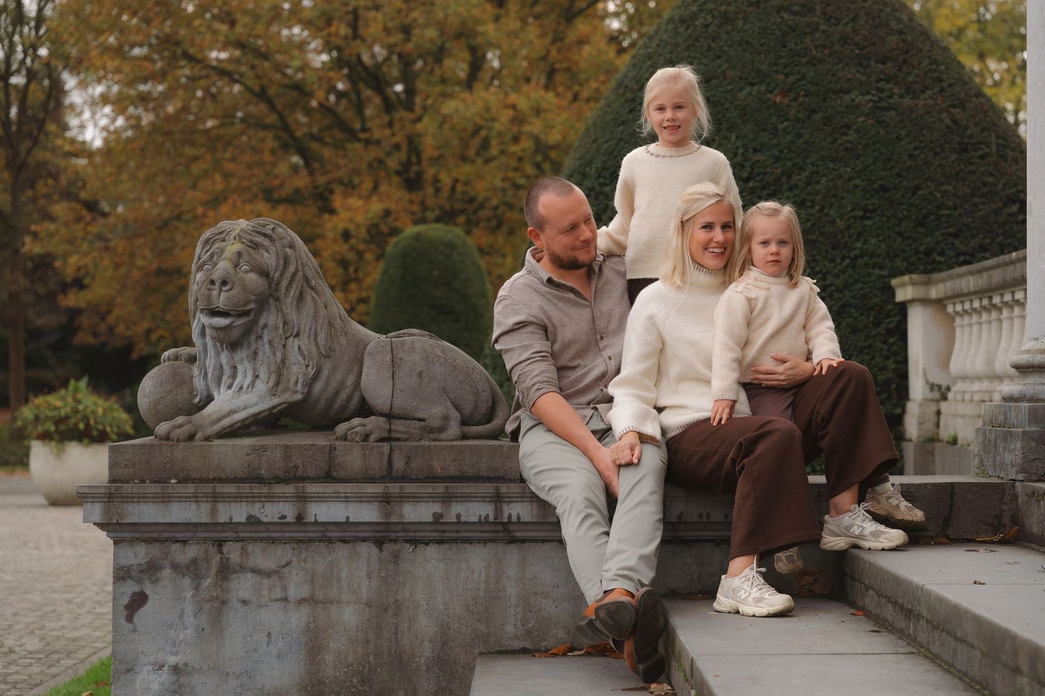 Gezin samen tijdens een gezinsshoot.